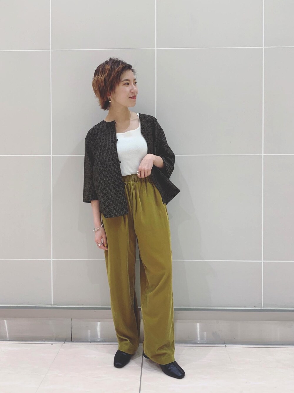 「夏コーデ、今日のコーデ、パンツスタイル、カジュアル、ゆるコーデ、おしゃれさんと繋がりたい、柄シャツ、チャイナシャツ、ジーナシス、JEANASiS」｜「JEANASISのベロアイージーパンツ/894258（その他パンツ、イエロー系）」を使った、もえぴさん（レディース・150cm）の夏コーディネートの1枚目の写真