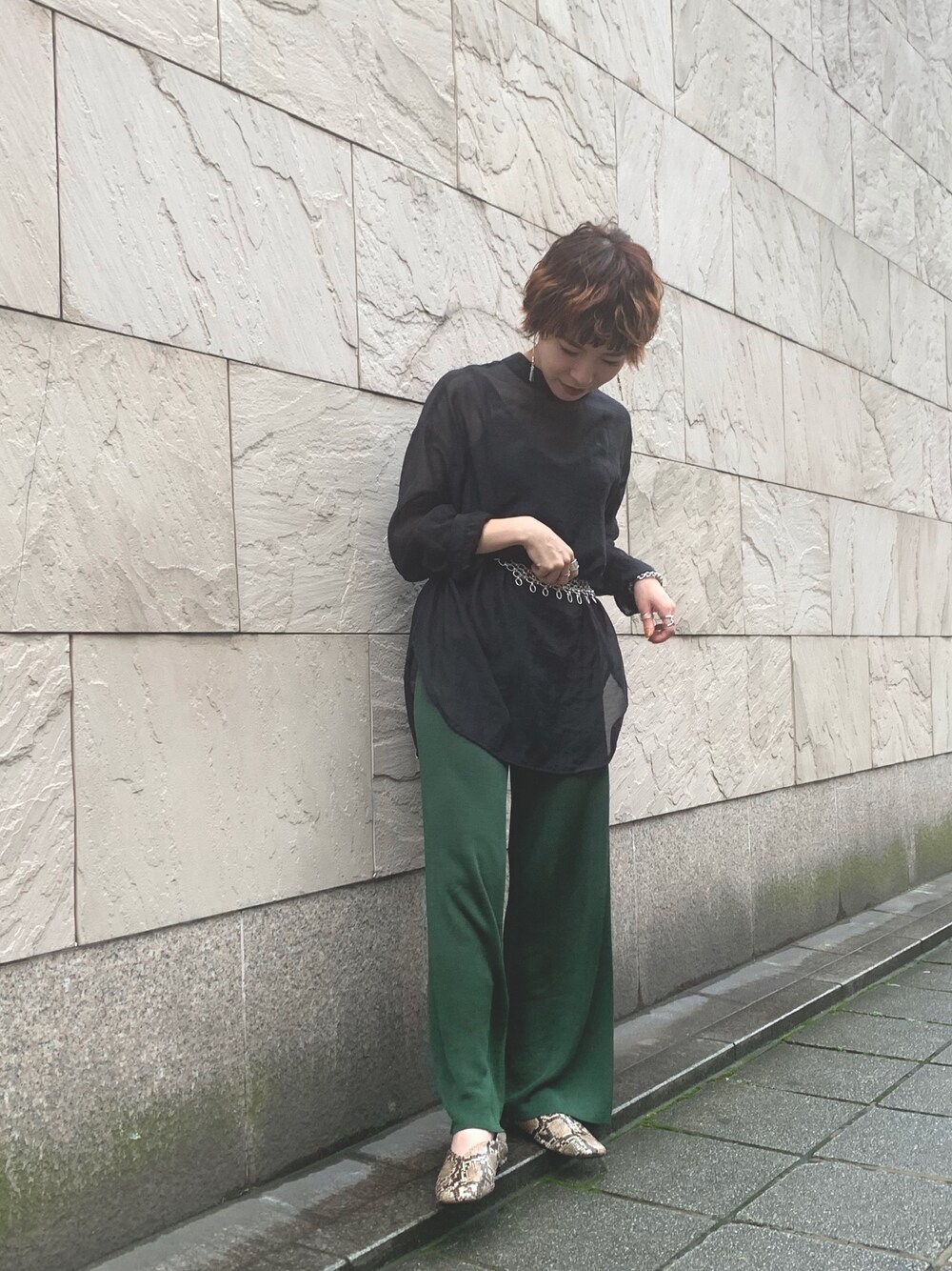 「シンプル、パンツスタイル、夏コーデ、おしゃれさんと繋がりたい、きれいめカジュアル、オトナ女子、カラーパンツ、シャツスタイル、ジーナシス、JEANASiS」｜「JEANASISのハイネックシアープルオーバーLS/893370（シャツ/ブラウス、ブラック系）」を使った、もえぴさん（レディース・150cm）の夏コーディネートの1枚目の写真