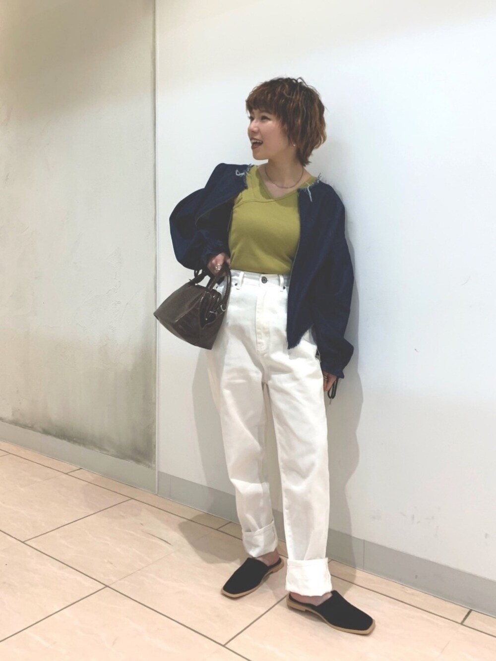 「カジュアル、ショートヘア、低身長、デニム、デニムジャケット、秋コーデ、秋のコーデ、ジーナシス、JEANASiS、おしゃれさんと繋がりたい」｜「JEANASISのハイウエストスラウチデニムパンツ/888553（デニムパンツ、ホワイト系）」を使った、もえぴさん（レディース・150cm）の夏コーディネートの1枚目の写真