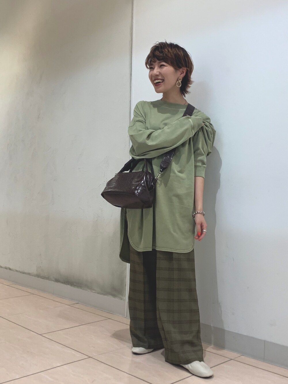 「パンツスタイル、大人コーデ、シンプルコーデ、オトナカジュアル、ラフ、ワントーンコーデ、ゆるコーデ、JEANASiS、ジーナシス、おしゃれさんと繋がりたい」｜「JEANASISのガマグチドクターバッグ/891754（ショルダーバッグ、ブラウン系）」を使った、もえぴさん（レディース・150cm）の夏コーディネートの1枚目の写真