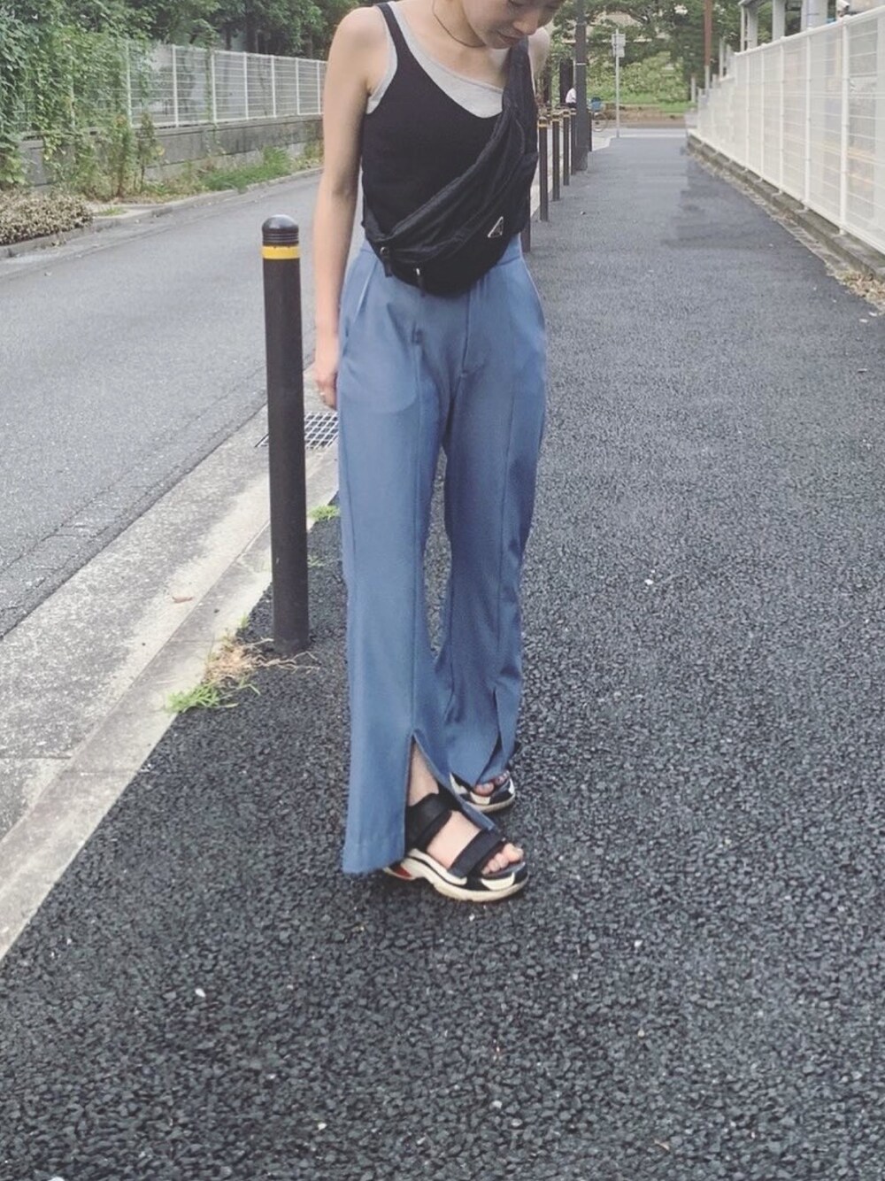「パンツスタイル、カジュアル、シンプルコーデ、おしゃれさんと繋がりたい、キレイめ、大人コーデ、カジュアルコーデ、ジーナシス、タンクトップ、カラーパンツ」｜「JEANASISのフロントスリットパンツ/833597（その他パンツ、ブルー系）」を使った、もえぴさん（レディース・150cm）の夏コーディネートの1枚目の写真