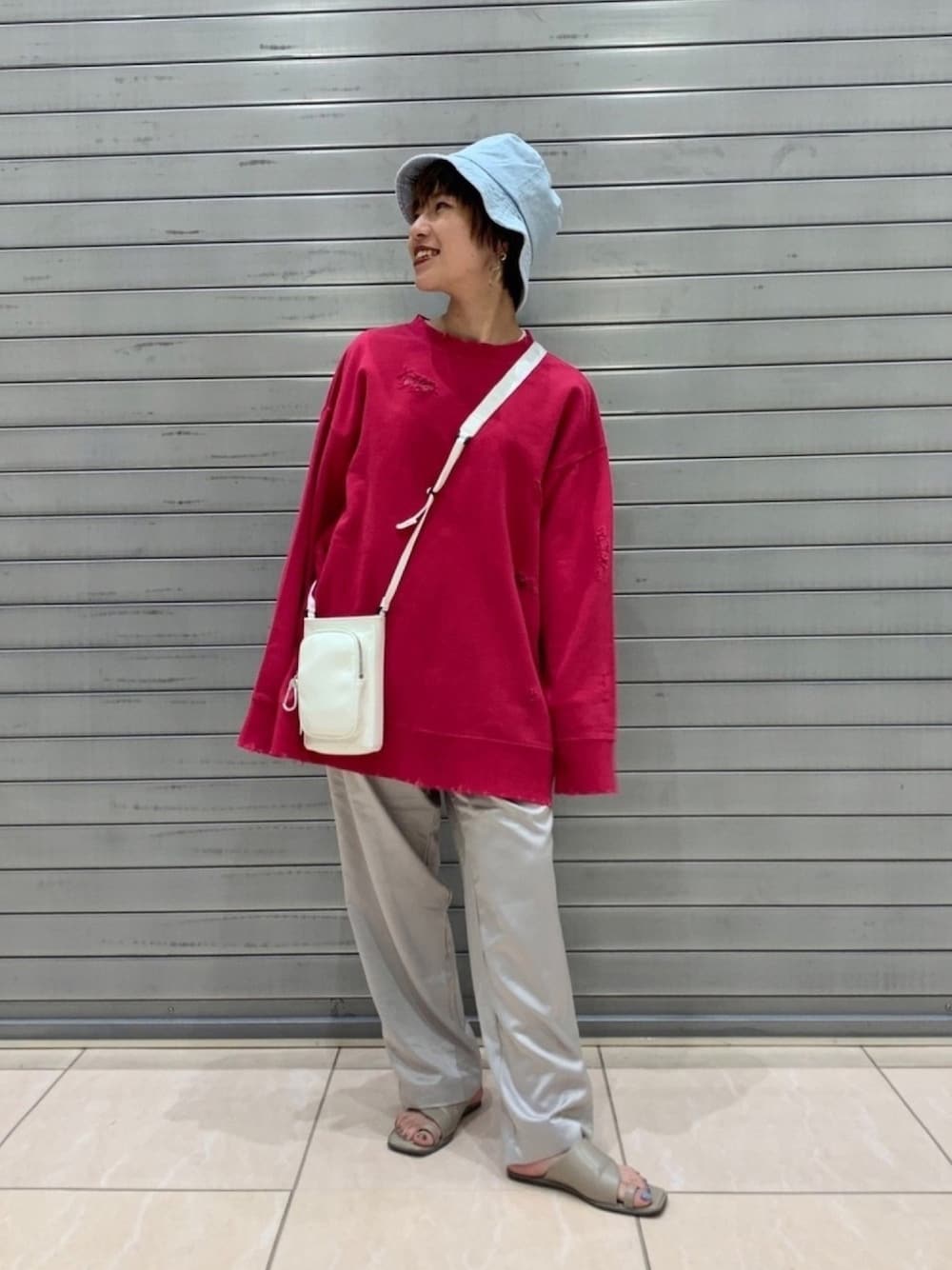 「カジュアル、秋、パンツスタイル、大人カジュアル、シンプルコーデ、おしゃれさんと繋がりたい、ラクチンコーデ、秋服、スウェット、ジーナシス」｜「JEANASISのレザーミニショルダー/891753（ショルダーバッグ、ホワイト系）」を使った、もえぴさん（レディース・150cm）の秋コーディネートの1枚目の写真