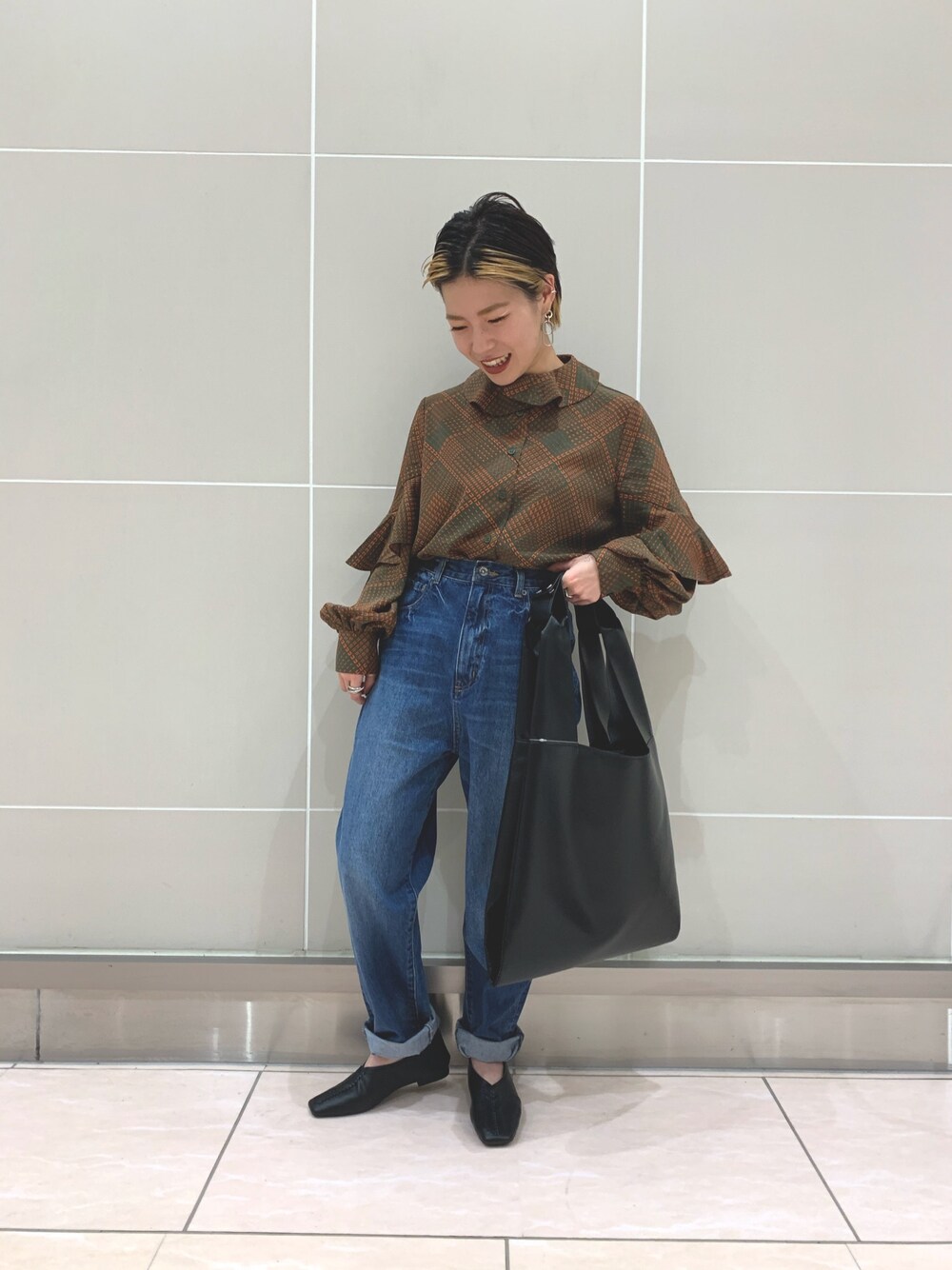 「秋コーデ、オトナカジュアル、秋カラー、シンプルコーデ、低身長コーデ、秋、デニム、ブラウス、ジーナシス、JEANASiS」｜「JEANASISのハイウエストスラウチデニムパンツ/888553（デニムパンツ、ブルー系）」を使った、もえぴさん（レディース・150cm）の秋コーディネートの1枚目の写真