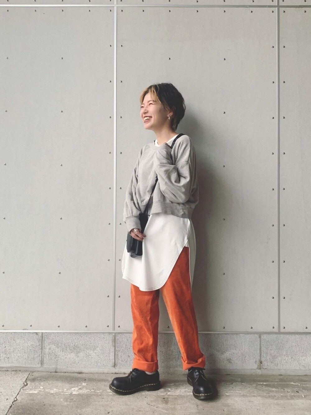 「秋コーデ、オトナカジュアル、秋カラー、秋、レイヤードスタイル、パンツ、コーデュロイ、レイヤード、ジーナシス、JEANASiS」｜「JEANASISのアイテム（スウェット、グレー系）」を使った、もえぴさん（レディース・150cm）の秋コーディネートの1枚目の写真