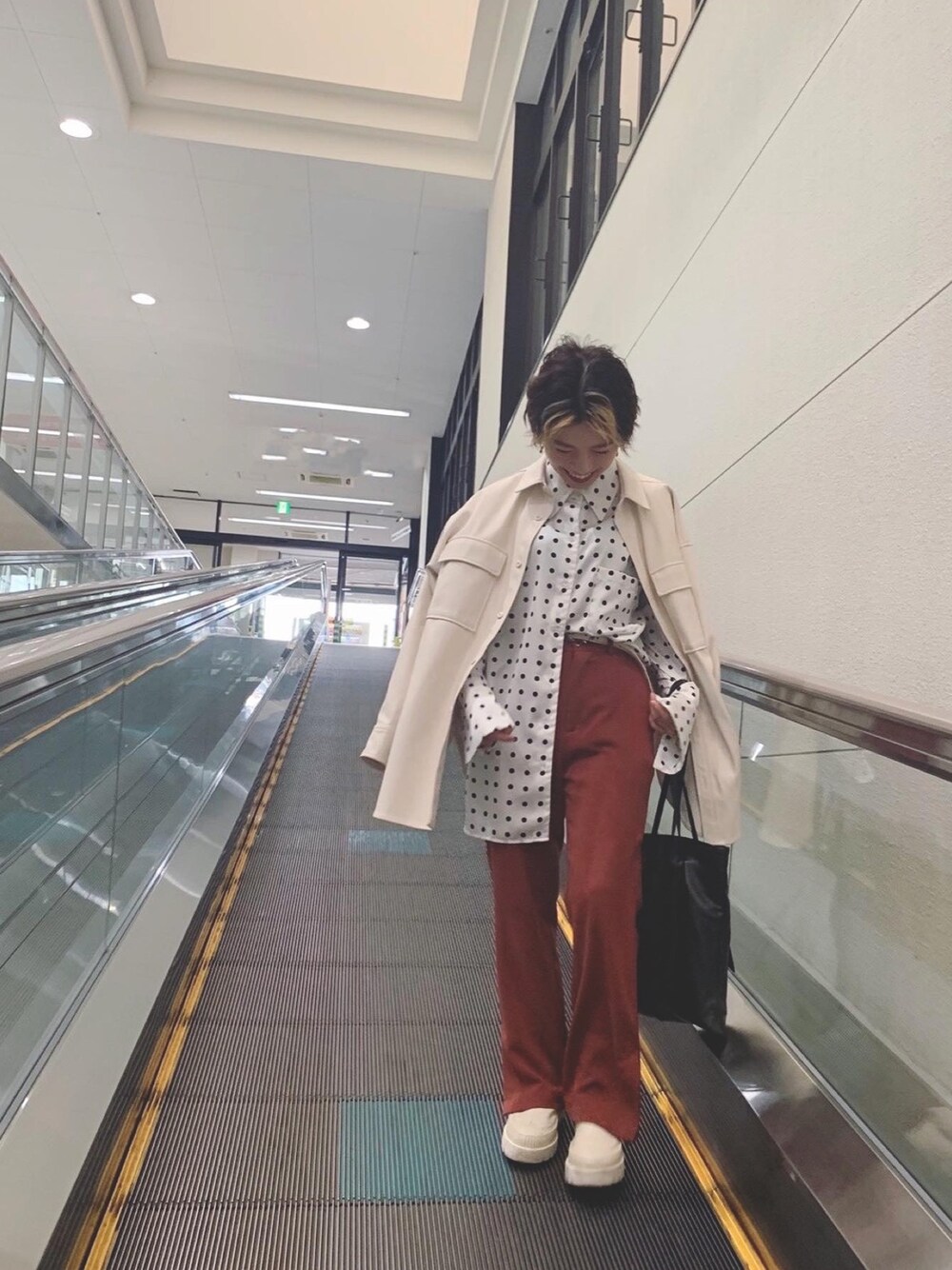 「秋服、大人カジュアル、キレイめ、低身長、着回しコーデ、レザー、シャツスタイル、ドット、カラーパンツ、ジーナシス」｜「JEANASISのビーガンレザーレギュラーシャツ/868555（シャツ/ブラウス、ホワイト系）」を使った、もえぴさん（レディース・150cm）の秋コーディネートの1枚目の写真