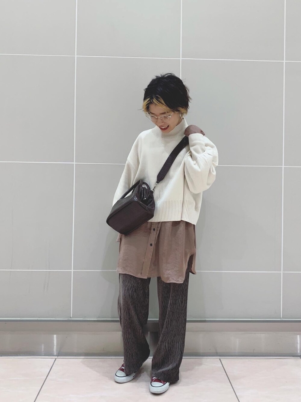 「秋のコーデ、オトナカジュアル、オトナ女子、ootd、カジュアル、リラックススタイル、レイヤードスタイル、低身長コーデ、ベージュ、パンツスタイル」｜「JEANASISのガマグチドクターバッグ/891754（ショルダーバッグ、ブラウン系）」を使った、もえぴさん（レディース・150cm）の秋コーディネートの1枚目の写真