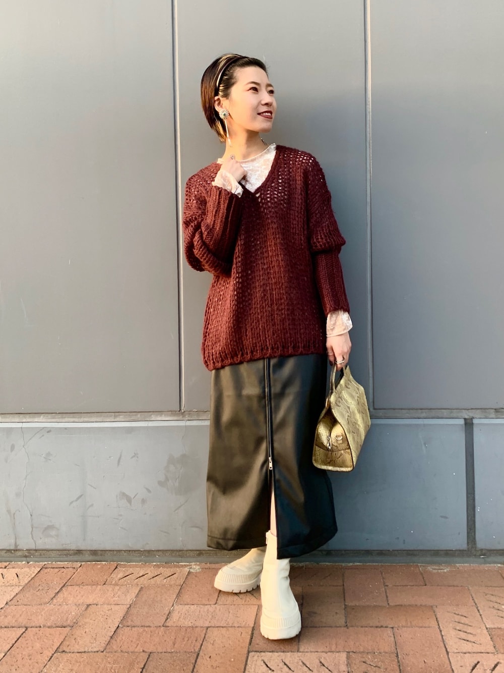 「秋のコーデ、シンプルコーデ、カジュアルコーデ、大人カジュアル、低身長コーデ、お洒落さんとつながりたい、着回しコーデ、レイヤードスタイル、スカート、レザー」｜「JEANASISの2GエアリーモヘヤVプルオーバー/894355（ニット/セーター、レッド系）」を使った、もえぴさん（レディース・150cm）の秋コーディネートの1枚目の写真