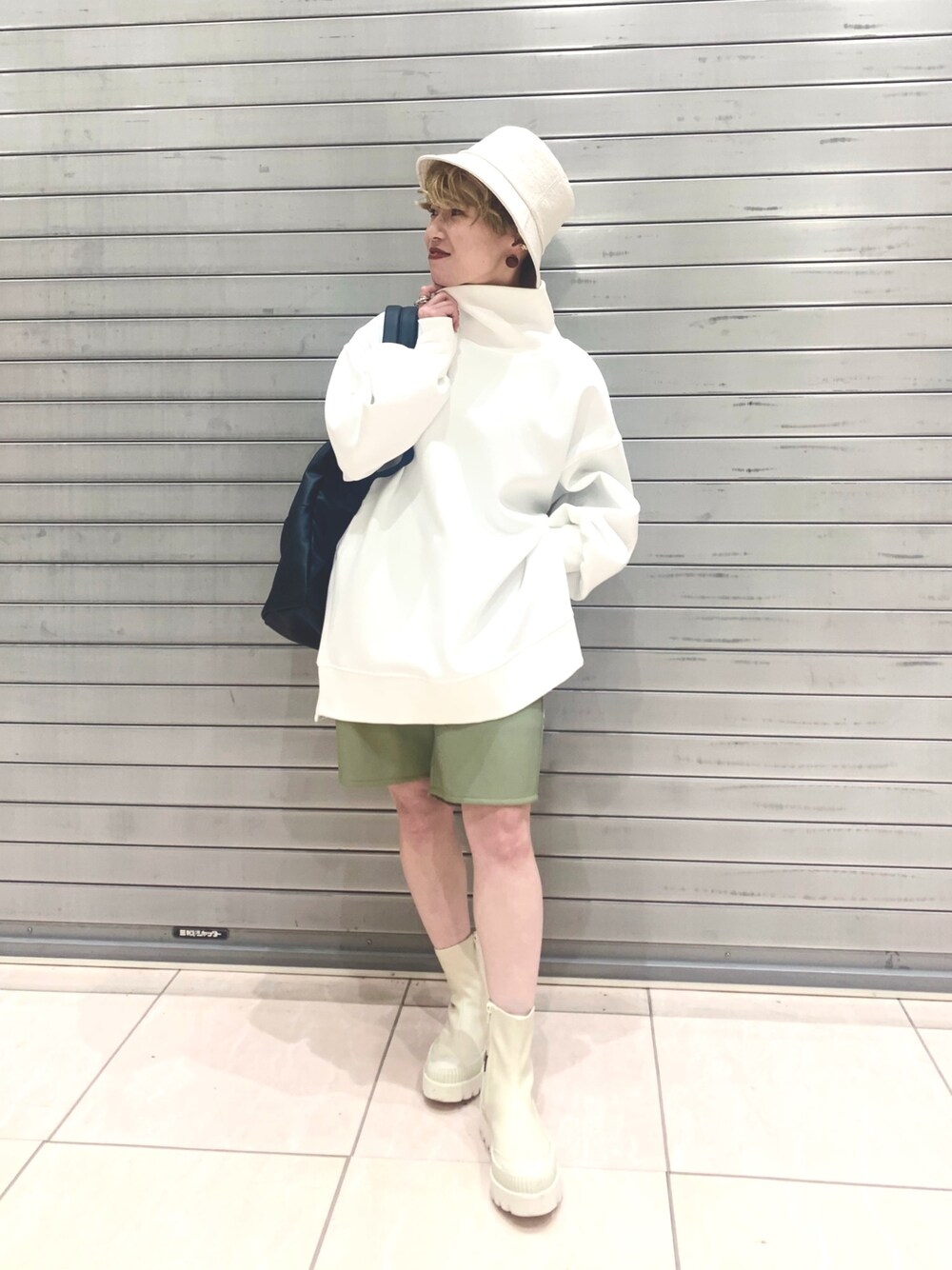 「ラクチンコーデ、カジュアル、ストリート、パンツスタイル、春カラー、くすみカラー、大人カジュアル、ハーフパンツ、カジュアルコーデ、ジーナシス」｜「JEANASISのダンボールサイドスリットオフタートル/933411（スウェット、ホワイト系）」を使った、もえぴさん（レディース・150cm）の冬コーディネートの1枚目の写真