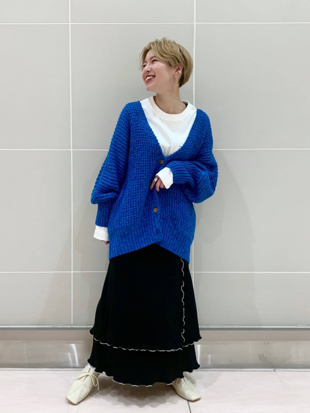 「大人カジュアル、大人コーデ、春カラー、お洒落さんとつながりたい、スカート、カーディガン、ジーナシス、JEANASiS、低身長、ゆるコーデ」｜「JEANASISの5GドルマンBIGカーディガン/935299（カーディガン/ボレロ、ブルー系）」を使った、もえぴさん（レディース・150cm）の冬コーディネートの1枚目の写真
