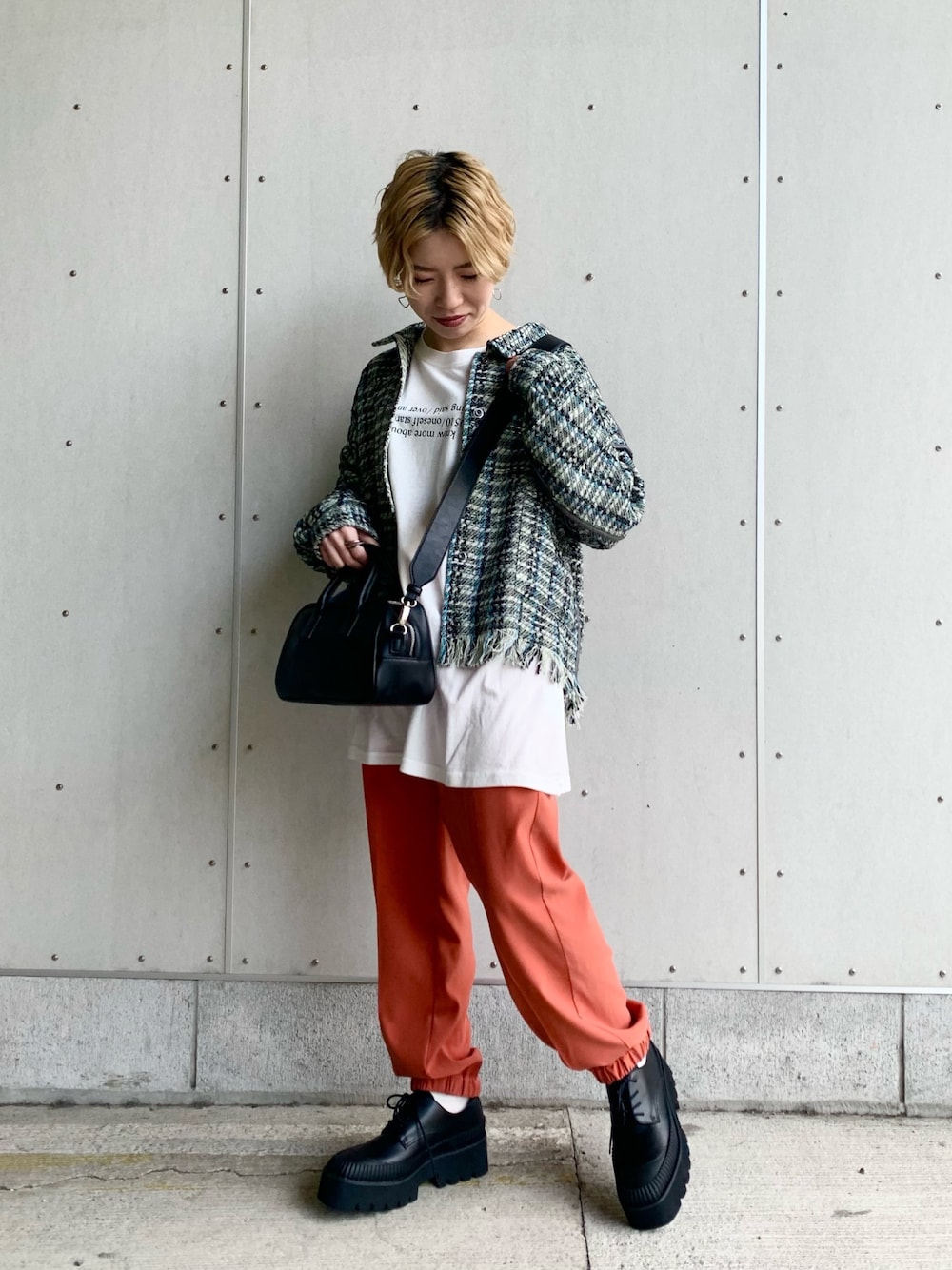 「おしゃれさんと繋がりたい、大人コーデ、春、ootd、ジーナシス、JEANASiS、大人カジュアル、オトナカジュアル、カラーパンツ、春服」｜「JEANASISのツイードパイピングショートシャツジャケット/931144（テーラードジャケット、ブルー系）」を使った、もえぴさん（レディース・150cm）の春コーディネートの1枚目の写真