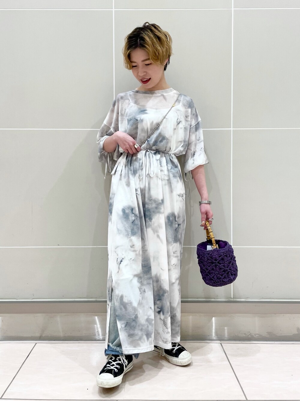 「シンプル、タイダイ柄、ワンピース、ワンピース×スニーカー、カジュアル、大人カジュアル、春夏コーデ、春コーデ、お洒落さんとつながりたい、JEANASiS」｜「JEANASISのシアーカットロングワンピース/941989（ワンピース、グレー系）」を使った、もえぴさん（レディース・150cm）の春コーディネートの1枚目の写真
