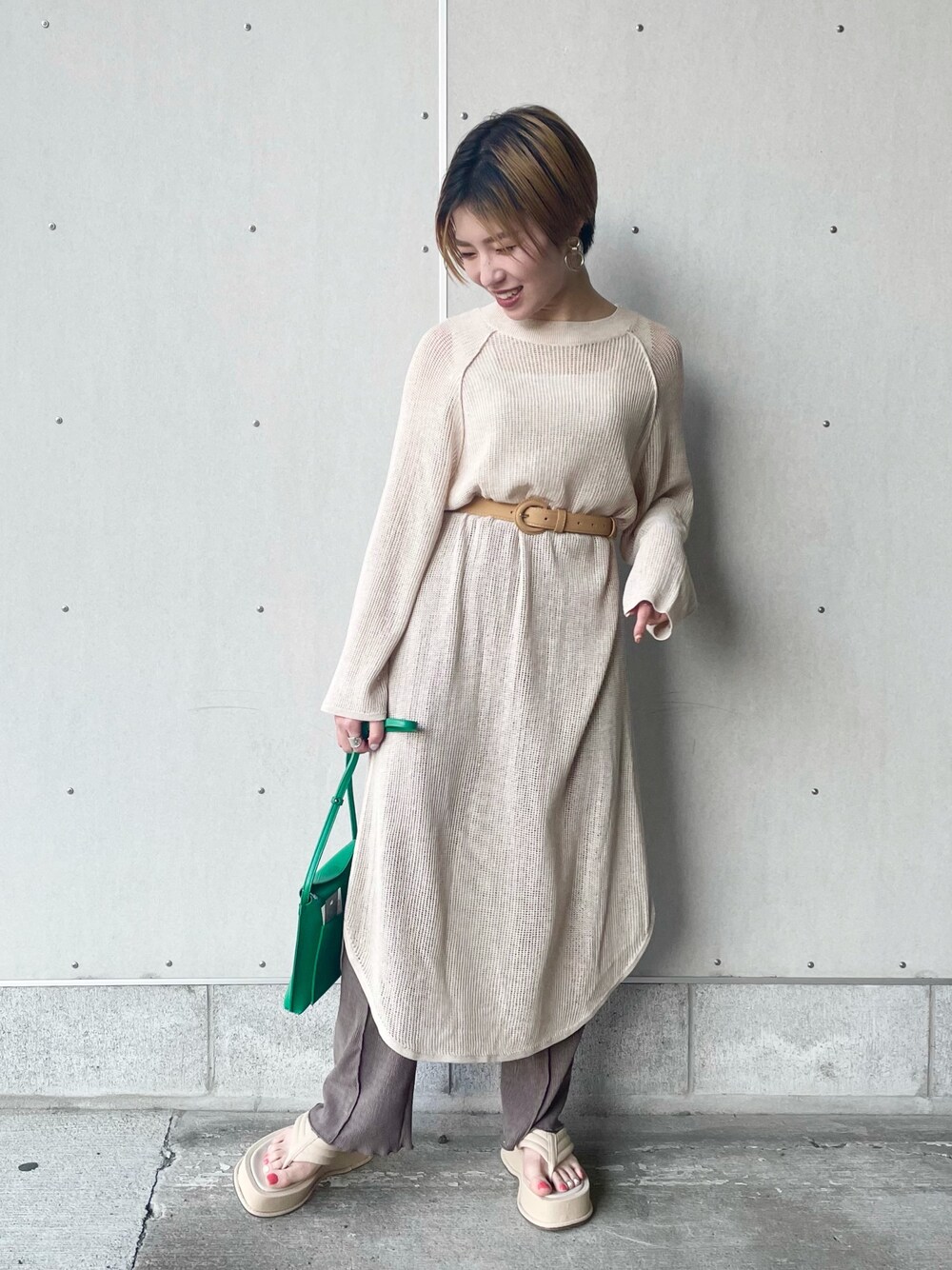 「パンツスタイル、ワンピース、ベージュ、ワントーンコーデ、メッシュ、ウエストマーク、春夏コーデ、春コーデ、JEANASiS、ジーナシス」｜「JEANASISの12Ｇメッシュロングプルオーバー/941782（ニット/セーター、ベージュ系）」を使った、もえぴさん（レディース・150cm）の春コーディネートの1枚目の写真