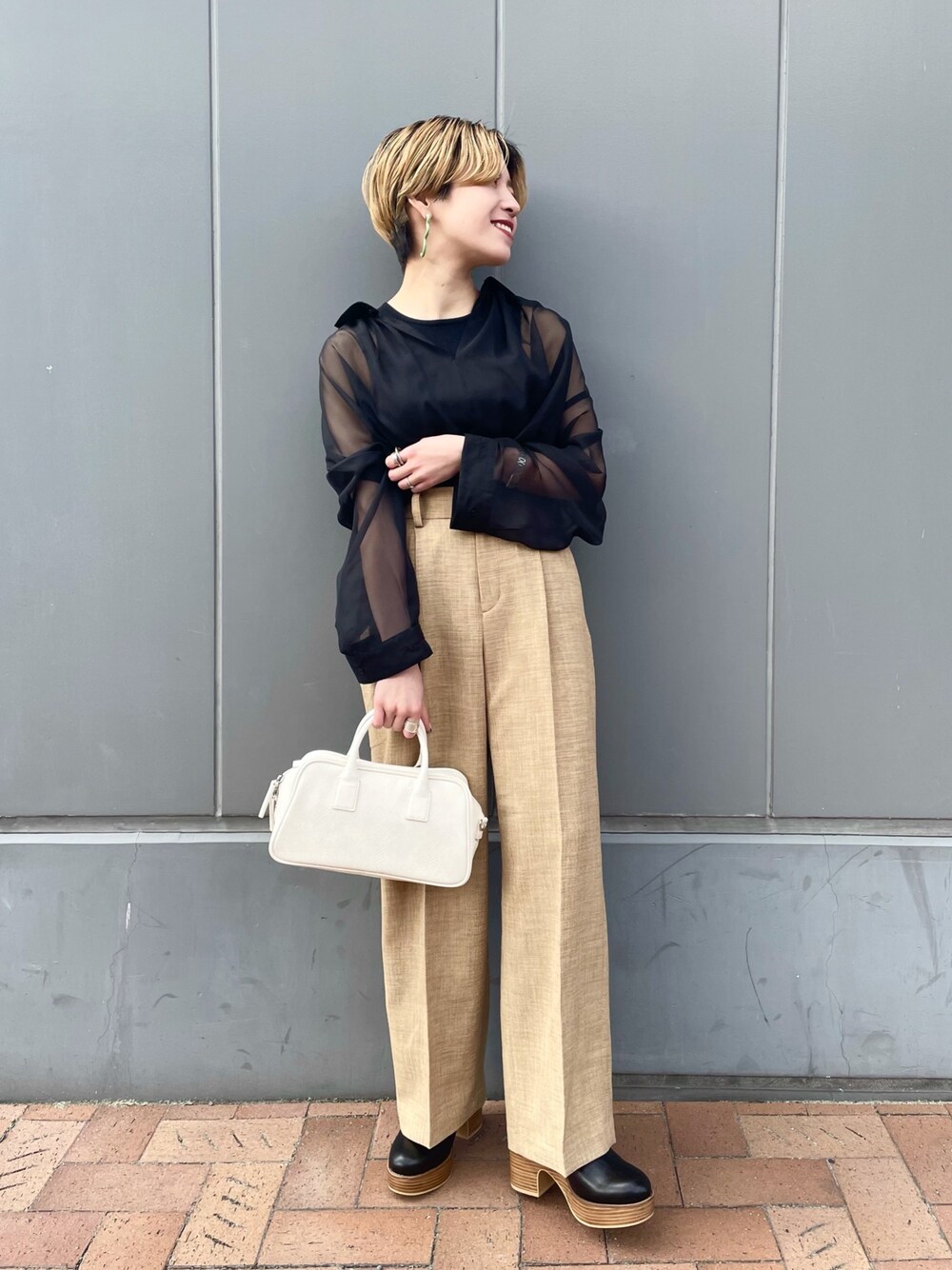「パンツスタイル、シンプル、カジュアル、大人カジュアル、大人コーデ、春夏コーデ、春コーデ、JEANASiS、ジーナシス、シアーシャツ」｜「JEANASISのドライキャンバストラウザーパンツ/940311（その他パンツ、イエロー系）」を使った、もえぴさん（レディース・150cm）の春コーディネートの1枚目の写真