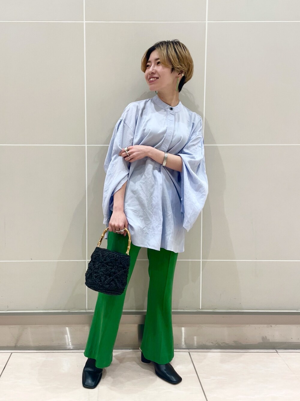 「パンツスタイル、シンプル、カジュアル、大人カジュアル、カラーパンツ、カラーコーデ、春夏コーデ、春コーデ、JEANASiS、ジーナシス」｜「JEANASISのスプリットスリーブバンドカラーシャツ/943118（シャツ/ブラウス、ブルー系）」を使った、もえぴさん（レディース・150cm）の春コーディネートの1枚目の写真