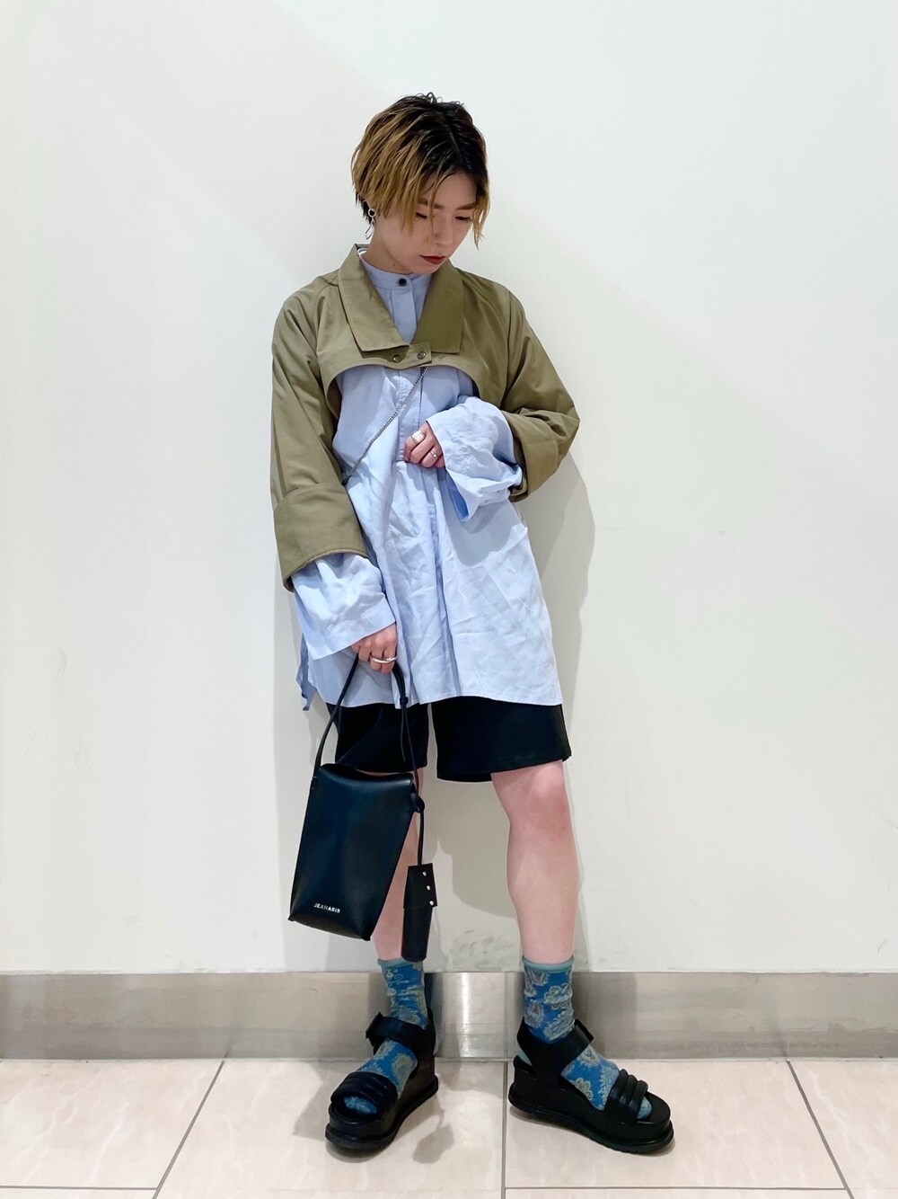 「春夏コーデ、個性派、大人カジュアル、オトナカジュアル、ハーフパンツ、ジーナシス、JEANASiS、お洒落さんとつながりたい、低身長」｜「JEANASISのスプリットスリーブバンドカラーシャツ/943118（シャツ/ブラウス、ブルー系）」を使った、もえぴさん（レディース・150cm）の春コーディネートの1枚目の写真