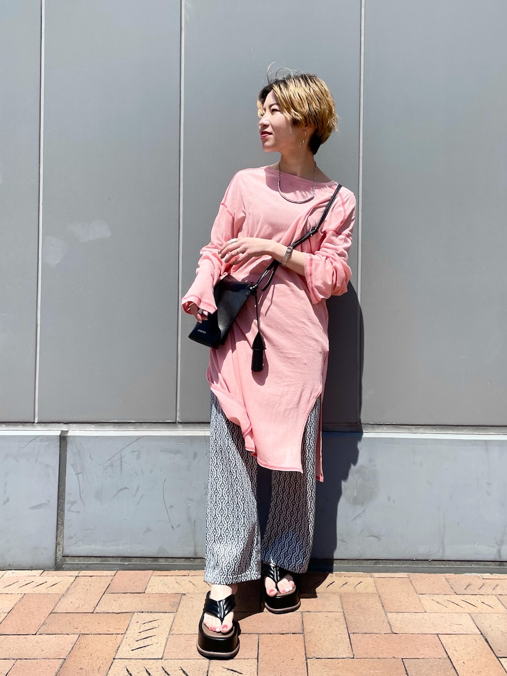 「ラクチンコーデ、春夏コーデ、ゆるコーデ、低身長、低身長コーデ、カジュアル、春カラー、ロンT、ジーナシス、お洒落さんとつながりたい」｜「JEANASISのカラーステッチシアーロングT/948182（Tシャツ/カットソー、ピンク系）」を使った、もえぴさん（レディース・150cm）の春コーディネートの1枚目の写真