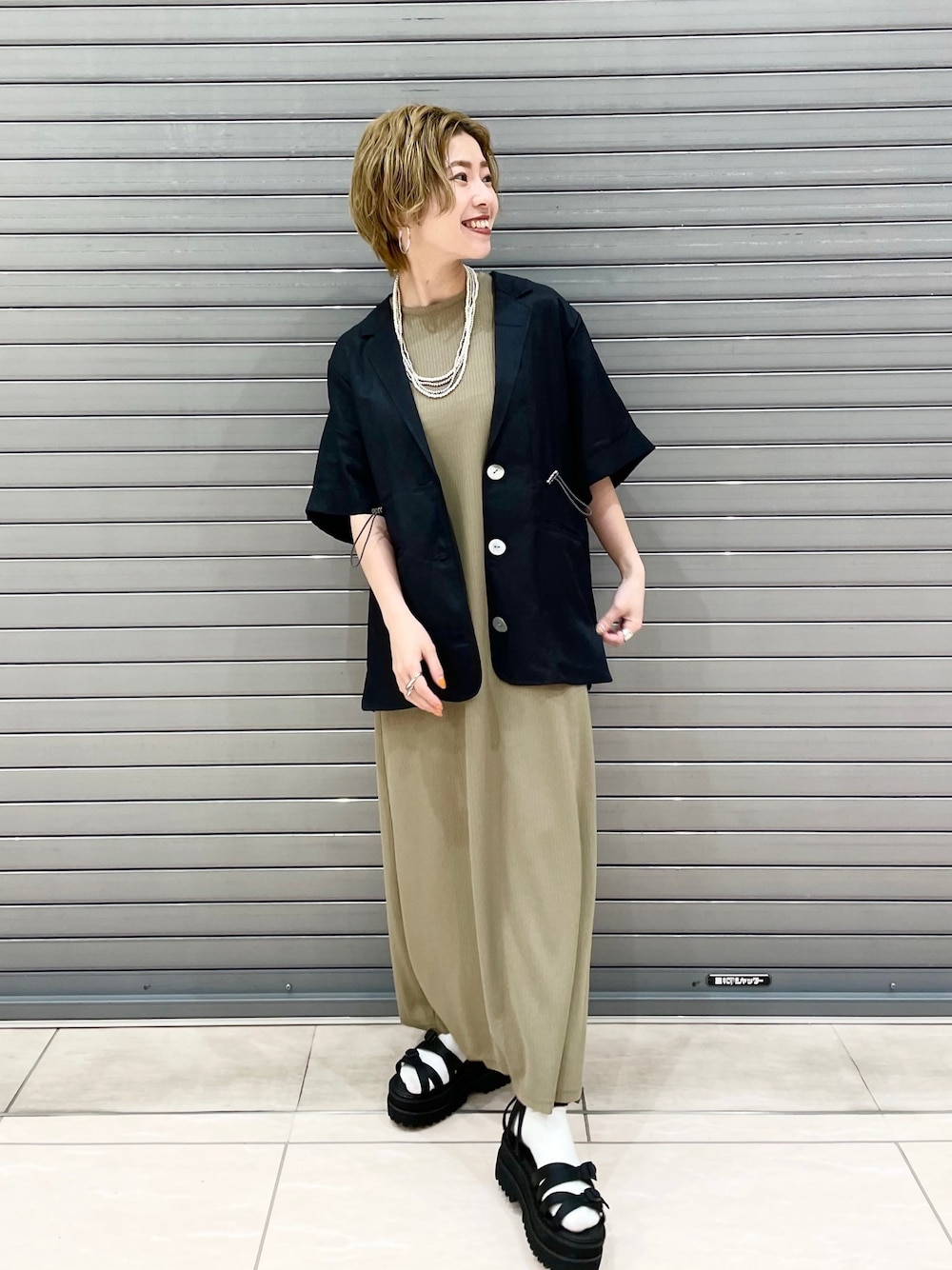 「カジュアル、ワンピース、キャミワンピ、レオパード、アニマル柄、大人カジュアル、オトナ女子、スポサン、ジーナシス、JEANASiS」｜「JEANASISのリネンテーラードシャツジャケットSS/950912（テーラードジャケット、ブラック系）」を使った、もえぴさん（レディース・150cm）の春コーディネートの1枚目の写真