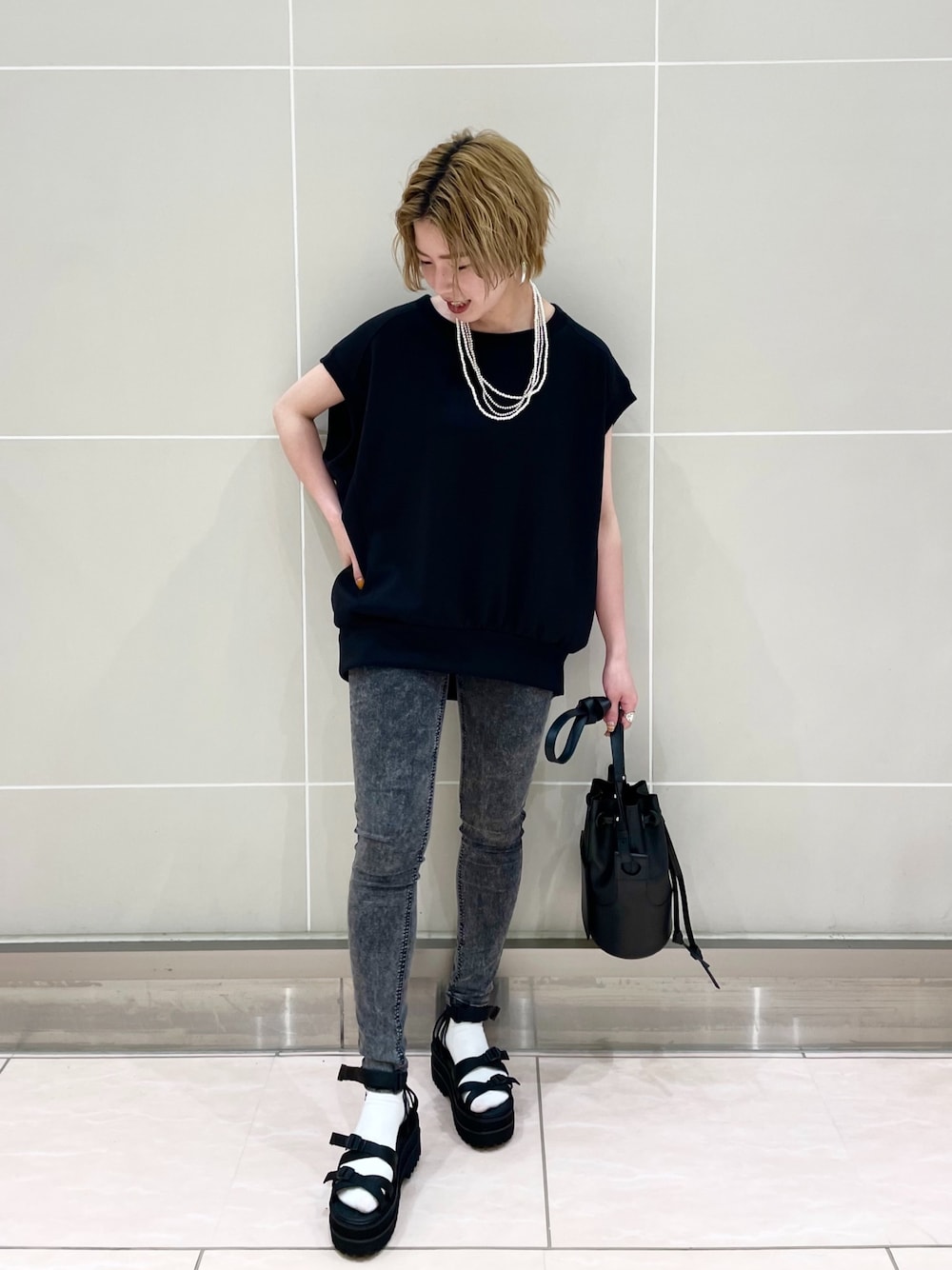 「カジュアル、スキニーデニム、スキニー、ケミカルデニム、モノトーン、低身長、低身長コーデ、ジーナシス、JEANASiS」｜「JEANASISのアツゾコホソベルトサンダル/937895（サンダル、ブラック系）」を使った、もえぴさん（レディース・150cm）の春コーディネートの1枚目の写真