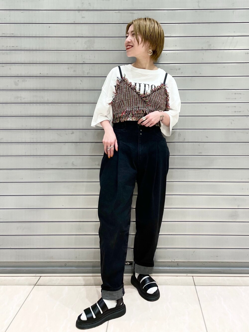 「ビスチェ、ビスチェ×デニム、ゆるパンツ、デニム、マムデニム、ロゴT、カジュアル、ジーナシス、JEANASiS、低身長」｜「JEANASISのスーパーマムデニム/950419（デニムパンツ、ブラック系）」を使った、もえぴさん（レディース・150cm）の春コーディネートの1枚目の写真