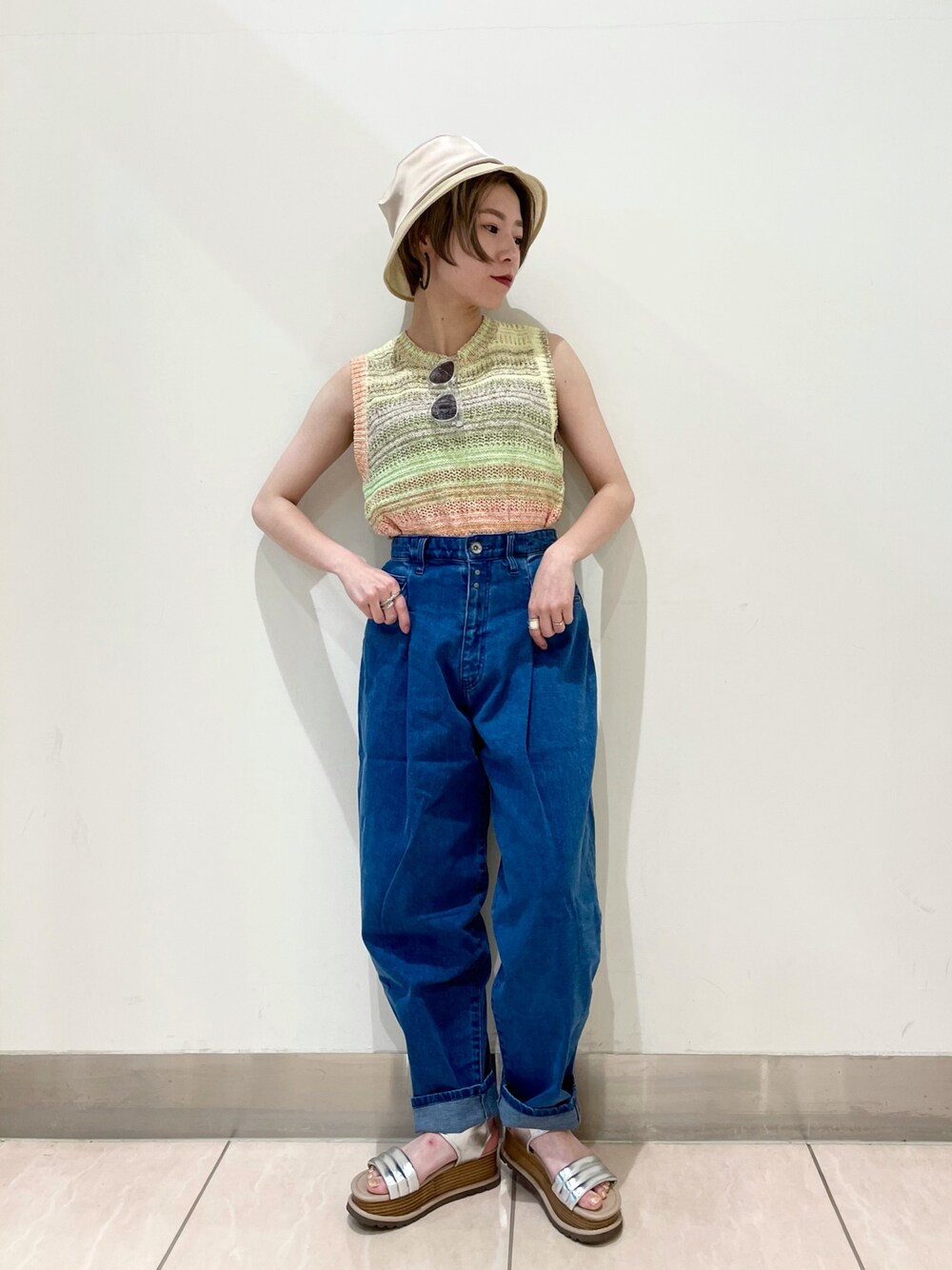 「夏、大人カジュアル、シンプル、おしゃれさんと繋がりたい、パンツスタイル、デニム、JEANASiS、ジーナシス、カジュアル、バケハ」｜「JEANASISのスーパーマムデニム/950419（デニムパンツ、ブルー系）」を使った、もえぴさん（レディース・150cm）の夏コーディネートの1枚目の写真