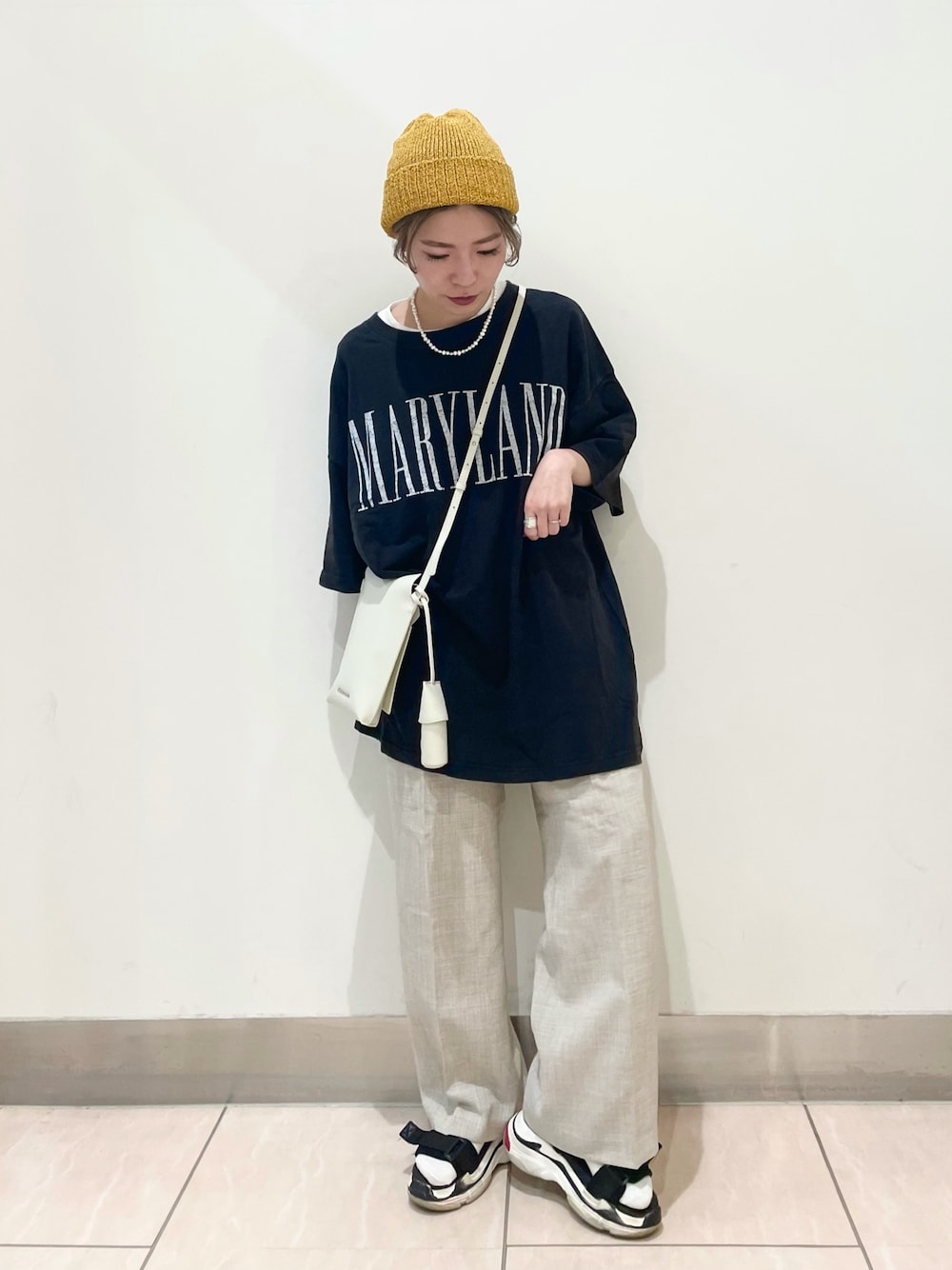 「夏、大人カジュアル、シンプル、カジュアル、ストリートカジュアル、ゆるコーデ、ストリート、ロゴT、ジーナシス、JEANASiS」｜「JEANASISのドライキャンバストラウザーパンツ/940311（その他パンツ、ベージュ系）」を使った、もえぴさん（レディース・150cm）の夏コーディネートの1枚目の写真