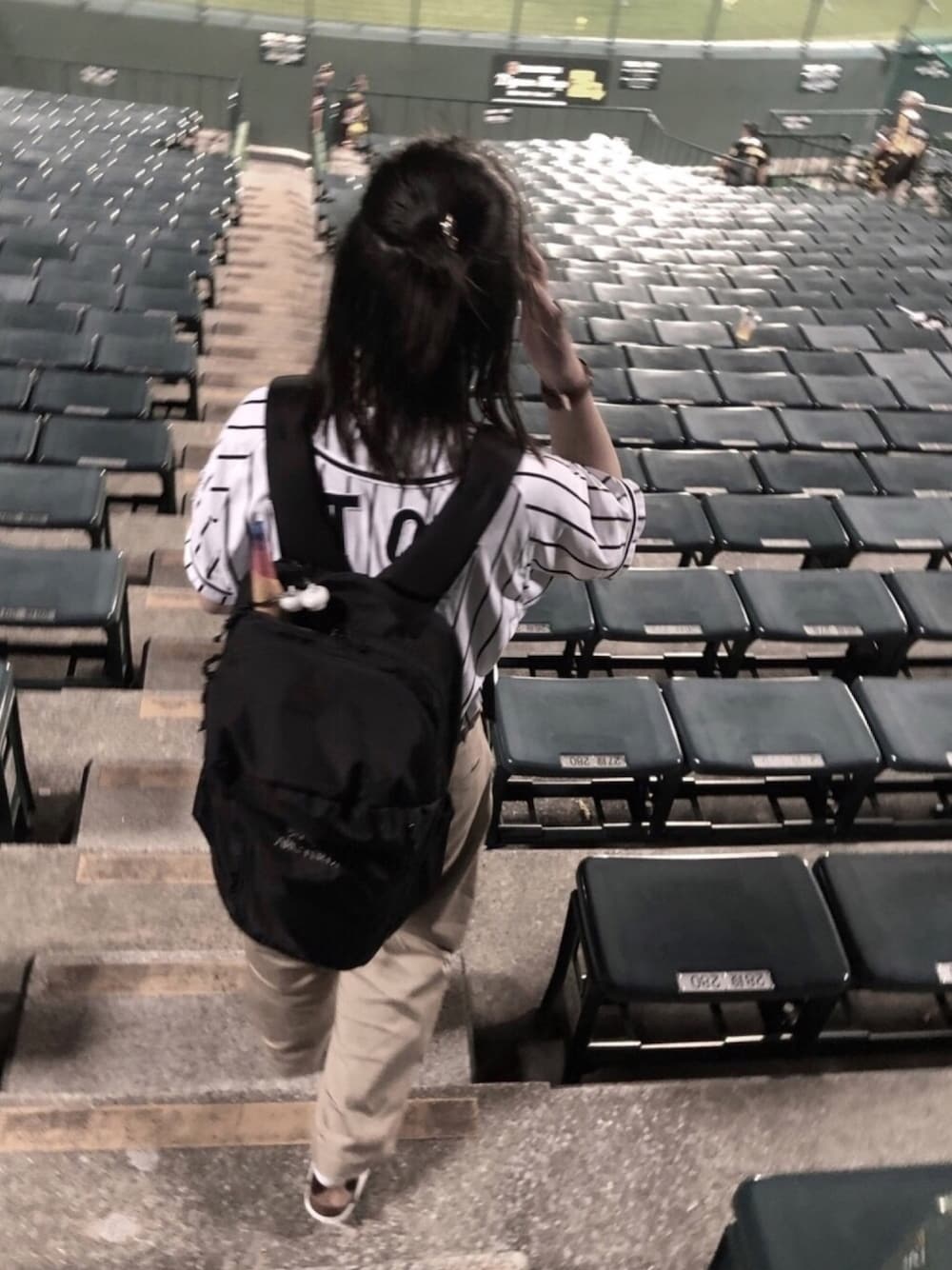 「アークテリクス、黒リュック、リュック、野球観戦、阪神タイガース、サンダル、甲子園」｜「ARC'TERYXの【FUDGE5月号掲載】ARC'TERYX / “MANTIS 26”（バックパック/リュック、ブラック系）」を使った、A子さん（レディース・153cm）の秋コーディネートの1枚目の写真