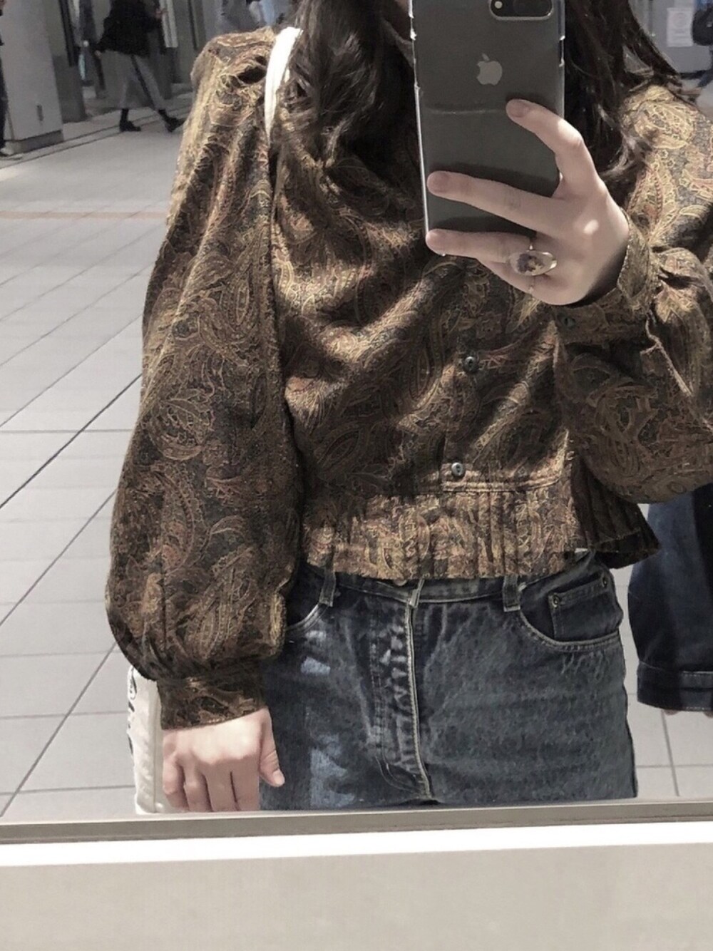 「柄シャツ、古着、古着女子、指輪、ハンドメイド、デニム、デニムパンツ、吉本、トートバッグ」｜「指輪のアイテム（リング、パープル系）」を使った、A子さん（レディース・153cm）の秋コーディネートの1枚目の写真