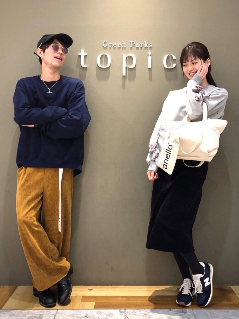 レッド系のトップス、ブラック系のローファー、グレー系のTシャツ/カットソーを着用したメンズの冬コーディネートの1枚目の写真