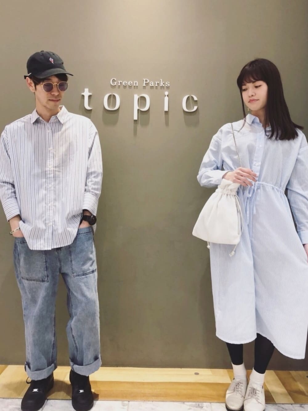 ブラック系のスニーカー、ブルー系のパンツ、その他のシャツ/ブラウスを着用したメンズの冬コーディネートの1枚目の写真