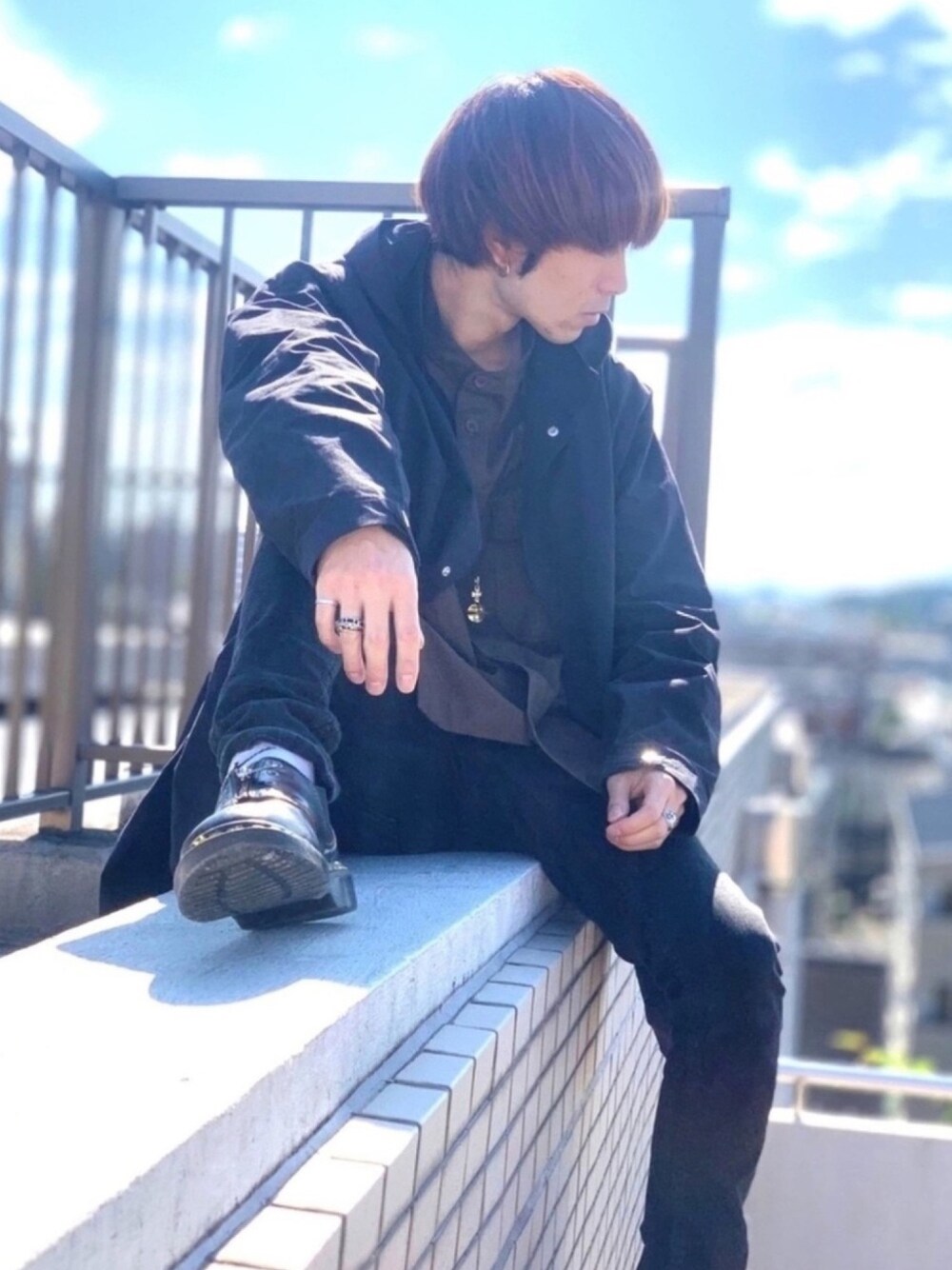 グリーン系のシャツ/ブラウス、ブラック系のその他パンツ、ブラック系のノーカラージャケットを着用したメンズの秋コーディネートの1枚目の写真