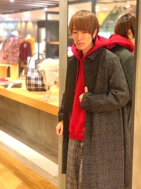 「レッド」｜「アイテム（ステンカラーコート）」を使った、Kazumaさん（メンズ・172cm）の秋コーディネート