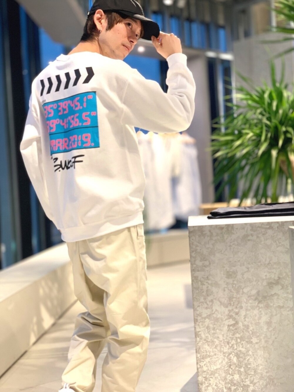 ベージュ系のその他パンツ、ホワイト系のスニーカー、ホワイト系のスウェットを着用したメンズの春コーディネートの1枚目の写真