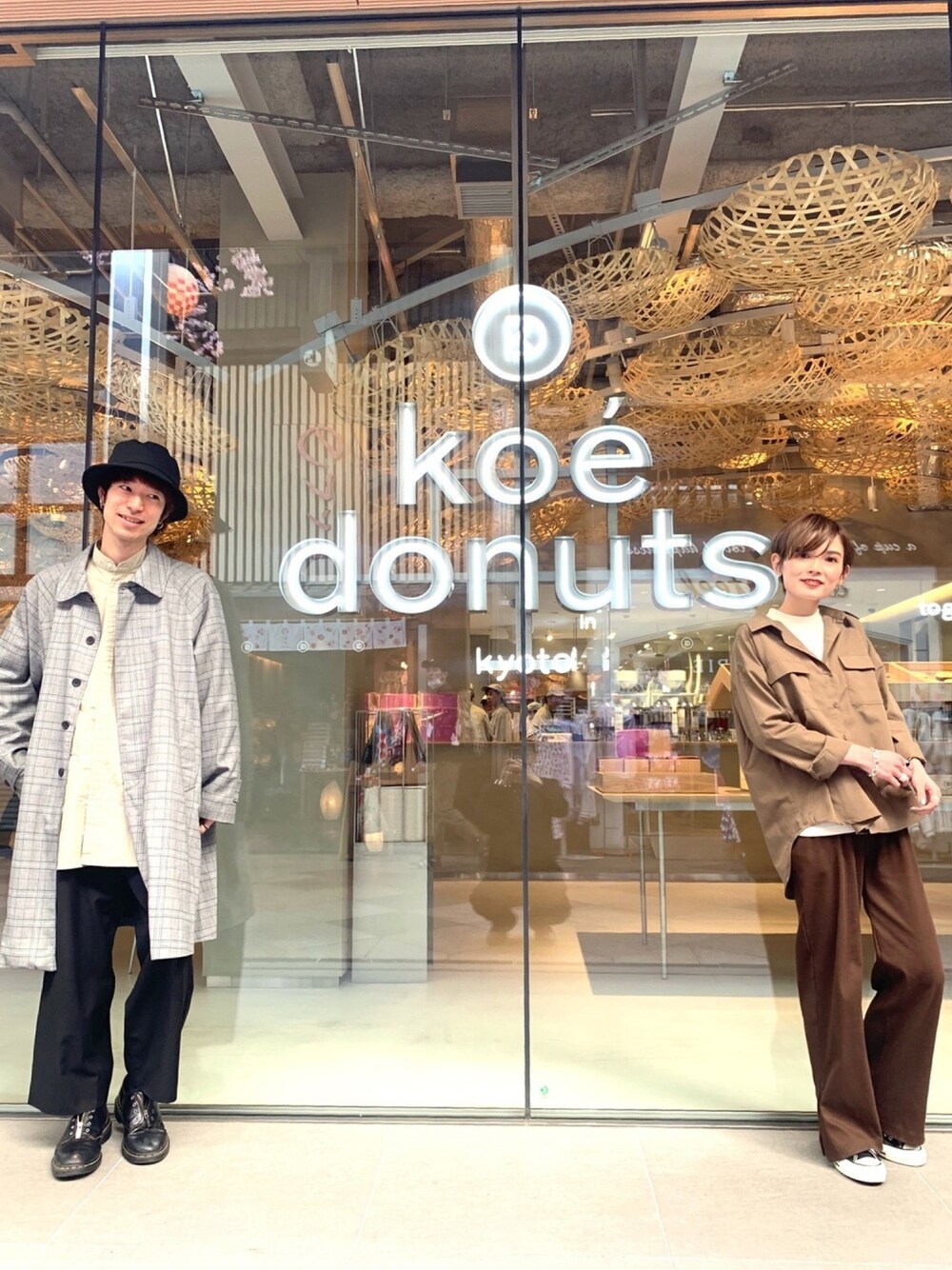 その他のステンカラーコート、ベージュ系のシャツ/ブラウス、ベージュ系のシャツ/ブラウスを着用したレディースの春コーディネートの1枚目の写真