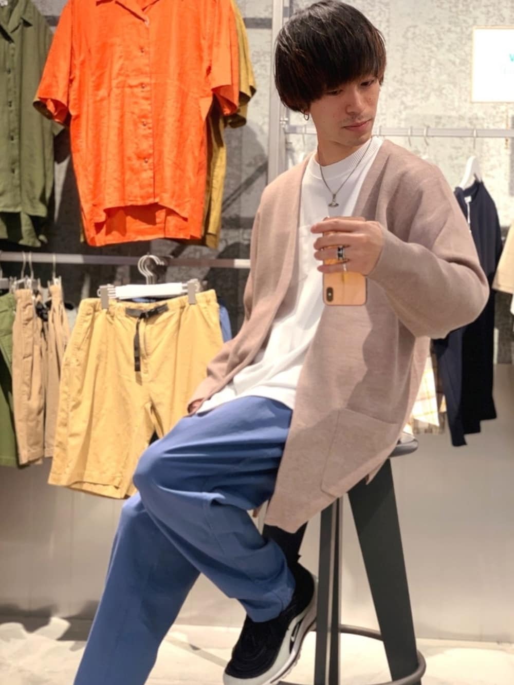 ホワイト系のTシャツ/カットソー、ブルー系のその他パンツ、ブラック系のスニーカーを着用したメンズの春コーディネートの1枚目の写真