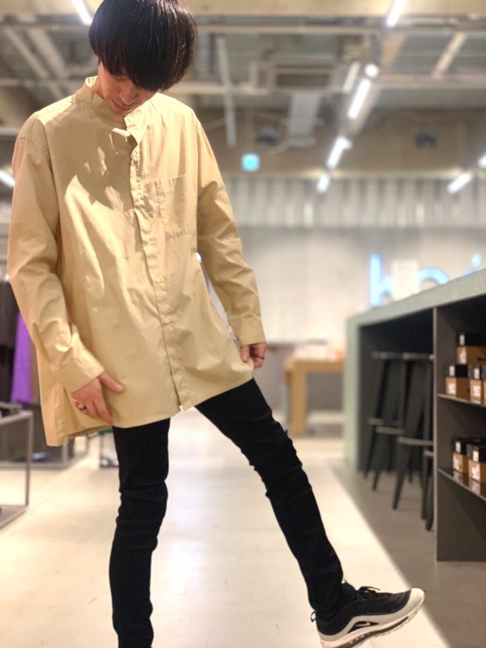 ベージュ系のシャツ/ブラウス、ブラック系のその他パンツ、ブラック系のスニーカーを着用したメンズの夏コーディネートの1枚目の写真