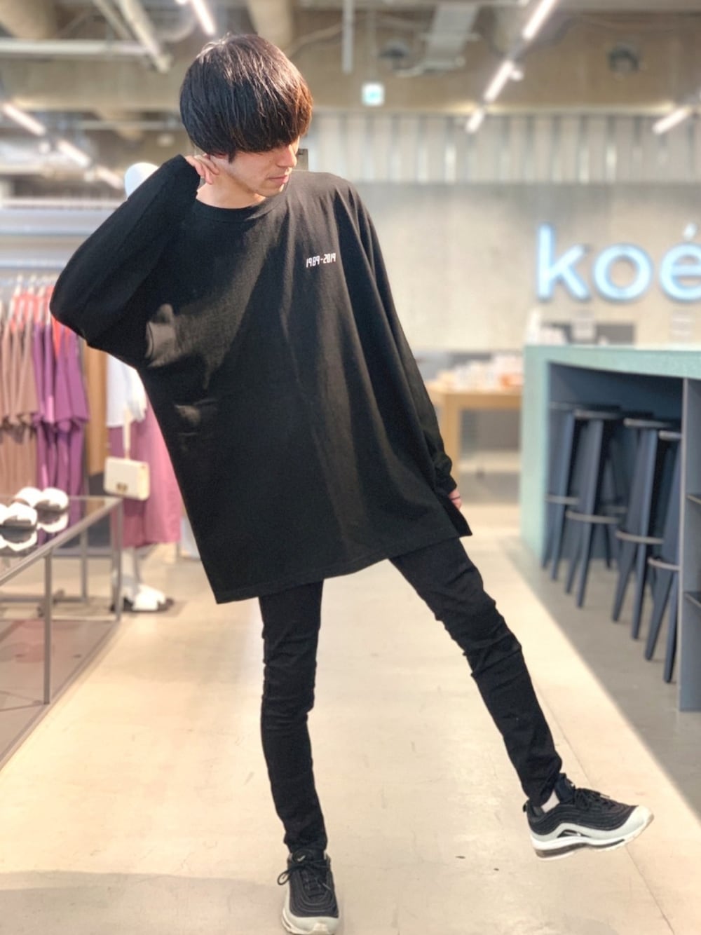 ブラック系のスニーカー、ブラック系のその他パンツ、ブラック系のTシャツ/カットソーを着用したメンズの夏コーディネートの1枚目の写真