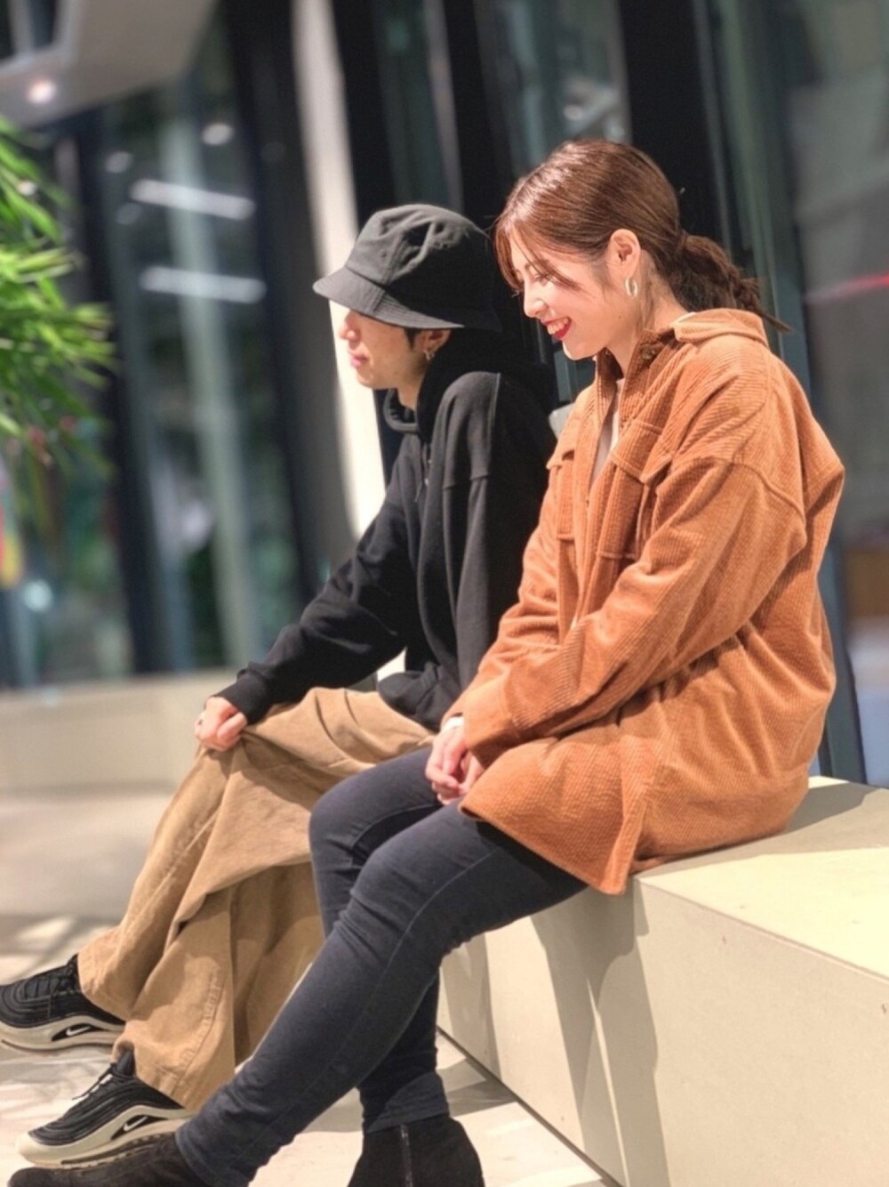 グレー系のデニムパンツ、イエロー系のブルゾン、ベージュ系のその他パンツを着用したレディースの秋コーディネートの1枚目の写真