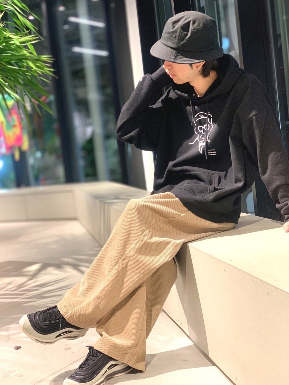 ブラック系のパーカー、ベージュ系のその他パンツ、ブラック系のスニーカーを着用したメンズの秋コーディネートの1枚目の写真