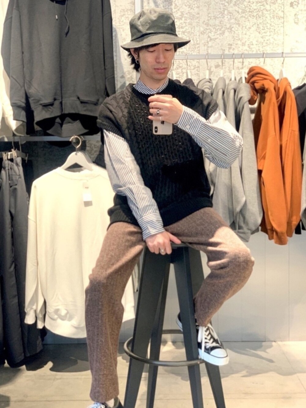 ブルー系のシャツ/ブラウス、ブラウン系のその他パンツ、ブラック系のスニーカーを着用したメンズの秋コーディネートの1枚目の写真