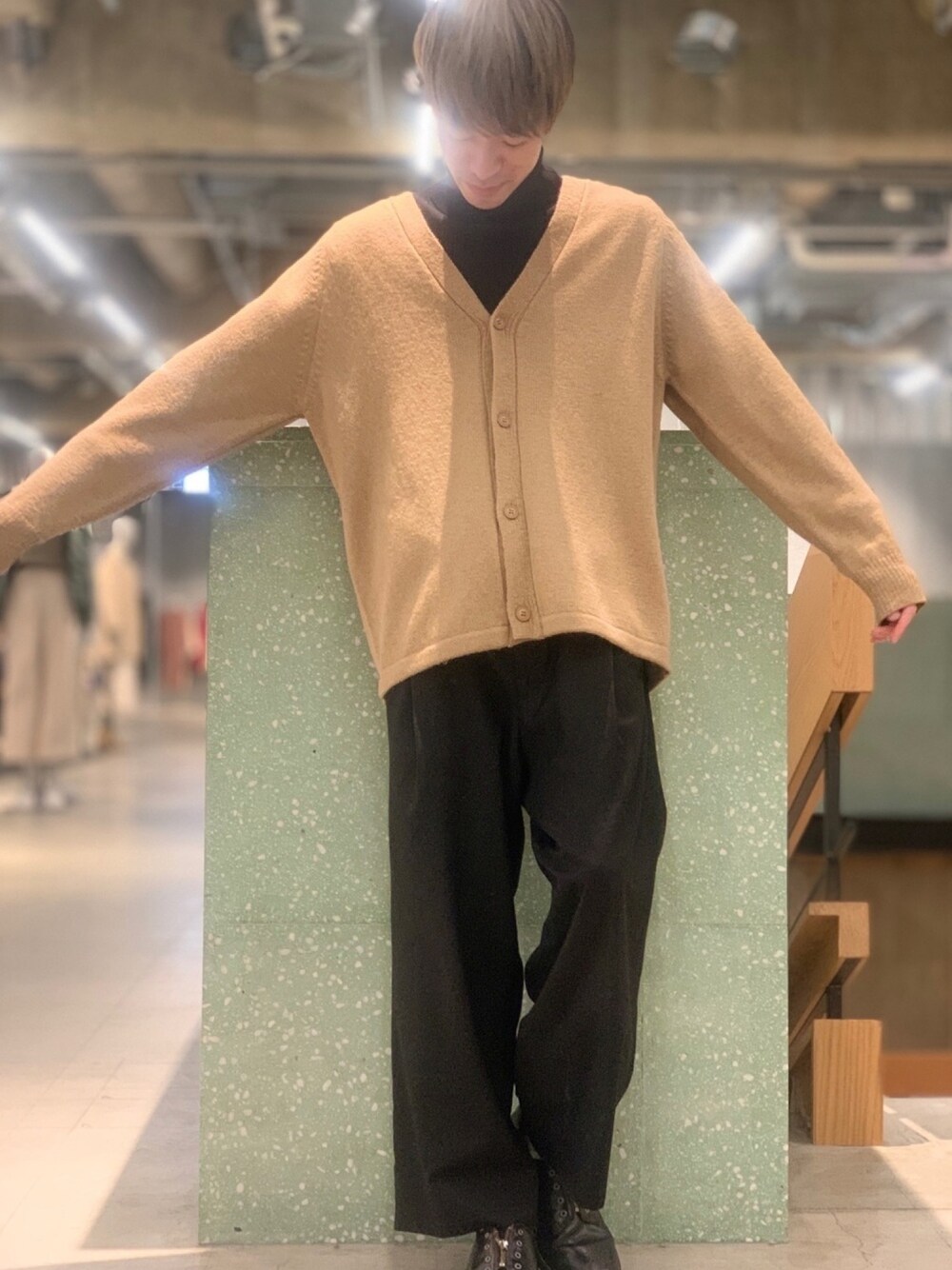 ベージュ系のカーディガン/ボレロ、ブラック系のニット/セーター、ブラック系のローファーを着用したメンズの秋コーディネートの1枚目の写真