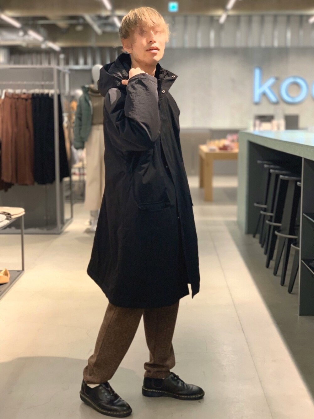 ブラウン系のその他パンツ、ブラック系のローファー、ブラック系のその他アウターを着用したメンズの秋コーディネートの1枚目の写真