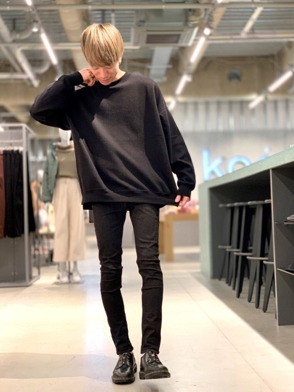 グレー系のデニムパンツ、ブラック系のローファー、ブラック系のTシャツ/カットソーを着用したメンズの冬コーディネートの1枚目の写真