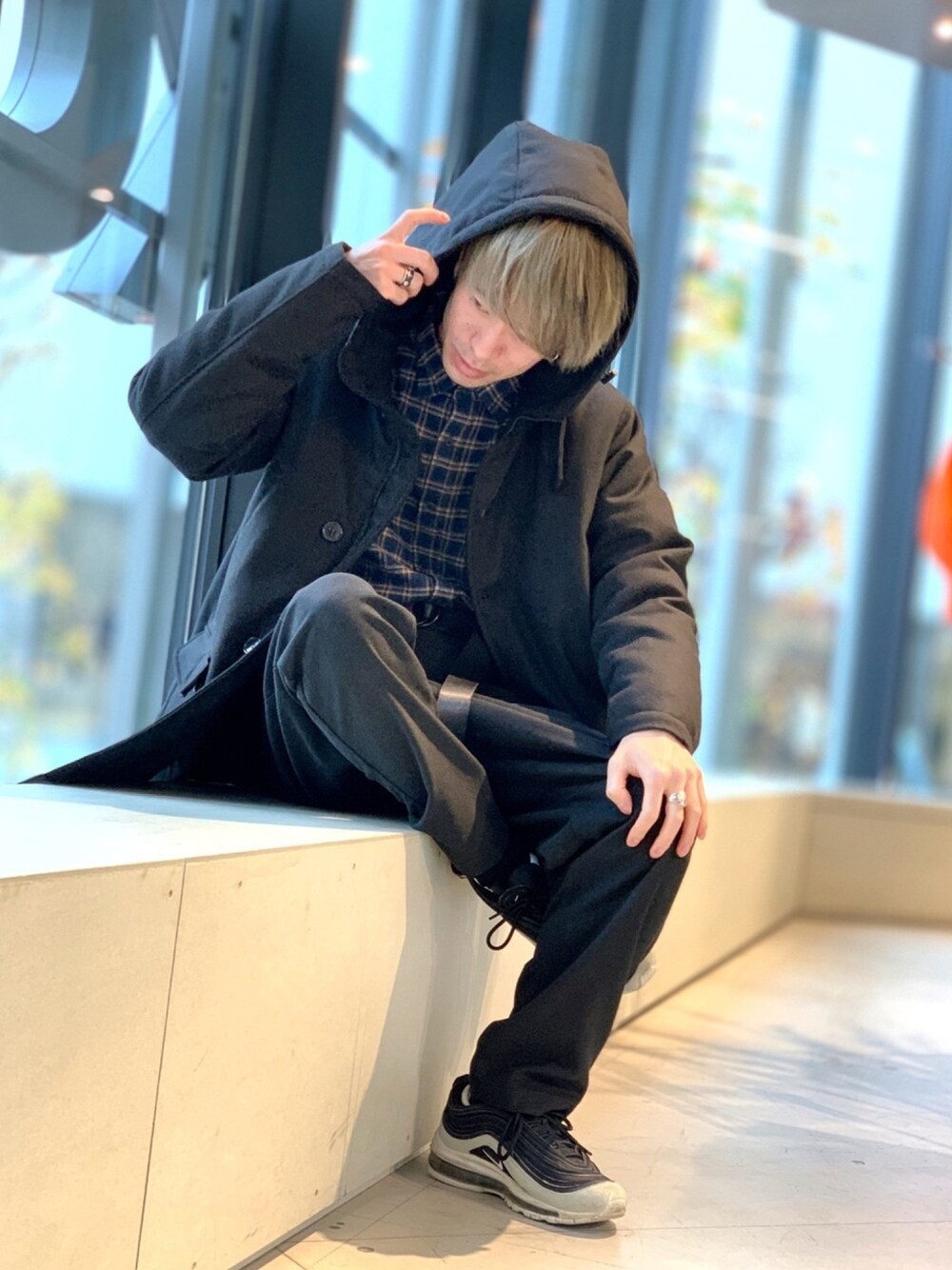ブルー系のシャツ/ブラウス、ブラック系のその他パンツ、ブラック系のスニーカーを着用したメンズの冬コーディネートの1枚目の写真