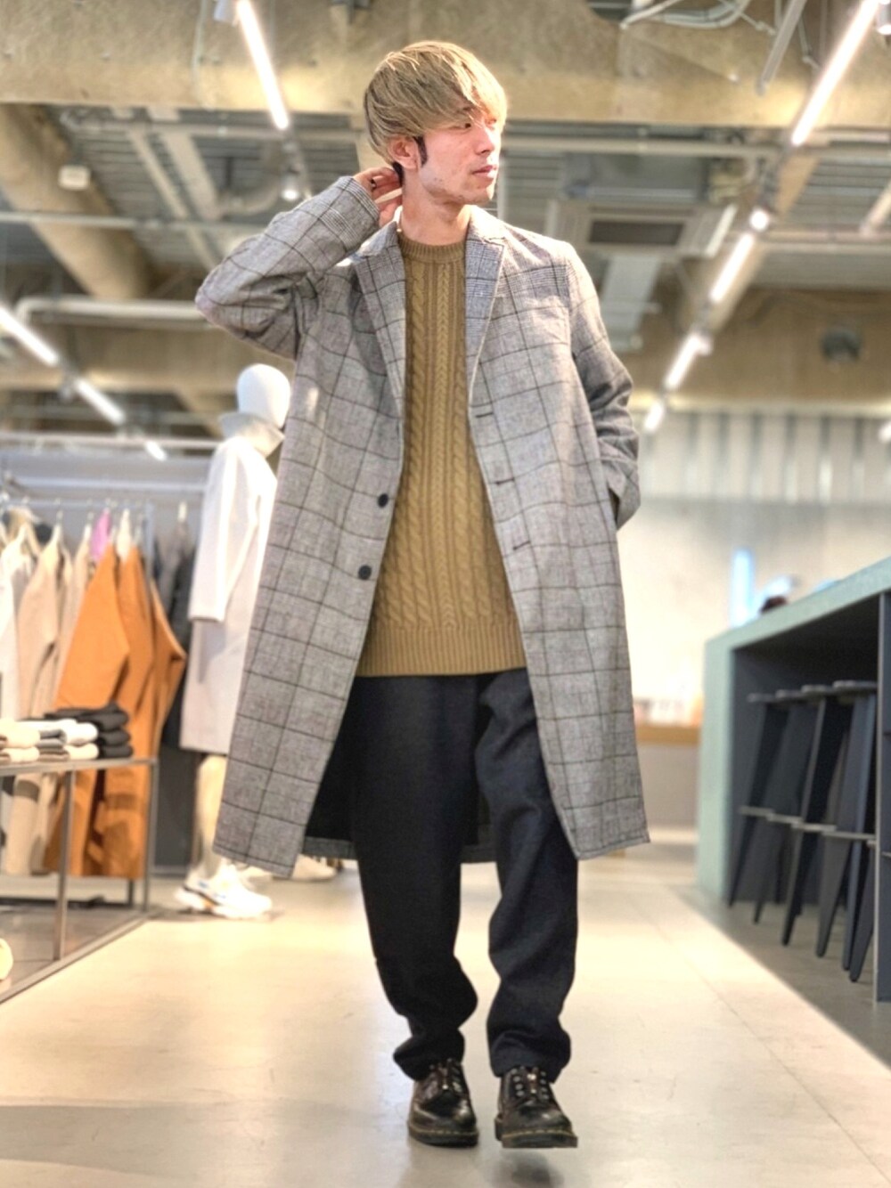 ホワイト系のチェスターコート、ブラック系のその他パンツ、ブラック系のローファーを着用したメンズの冬コーディネートの1枚目の写真