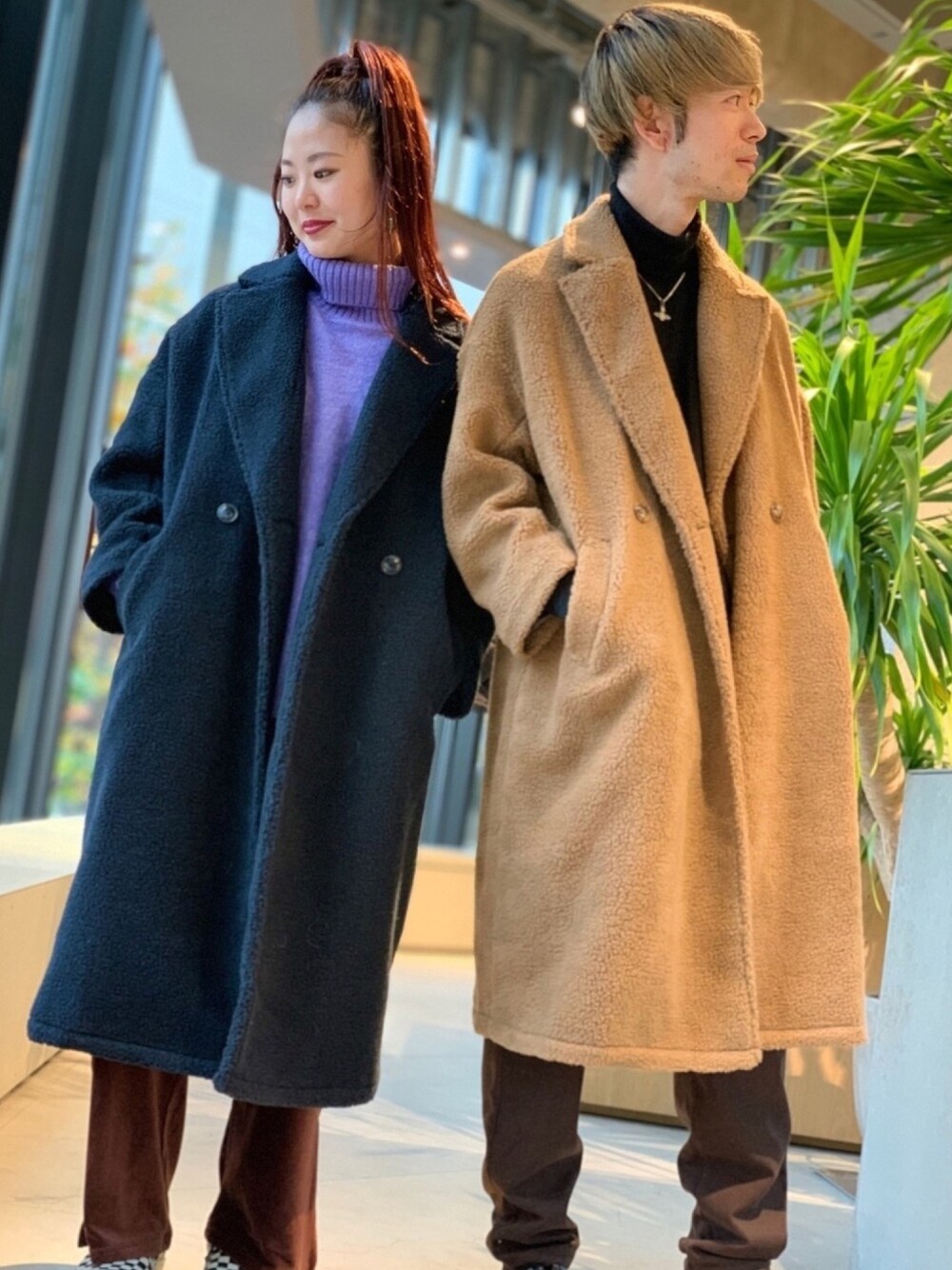 ブラック系のニット/セーター、パープル系のニット/セーター、ベージュ系のその他パンツを着用したレディースの冬コーディネートの1枚目の写真