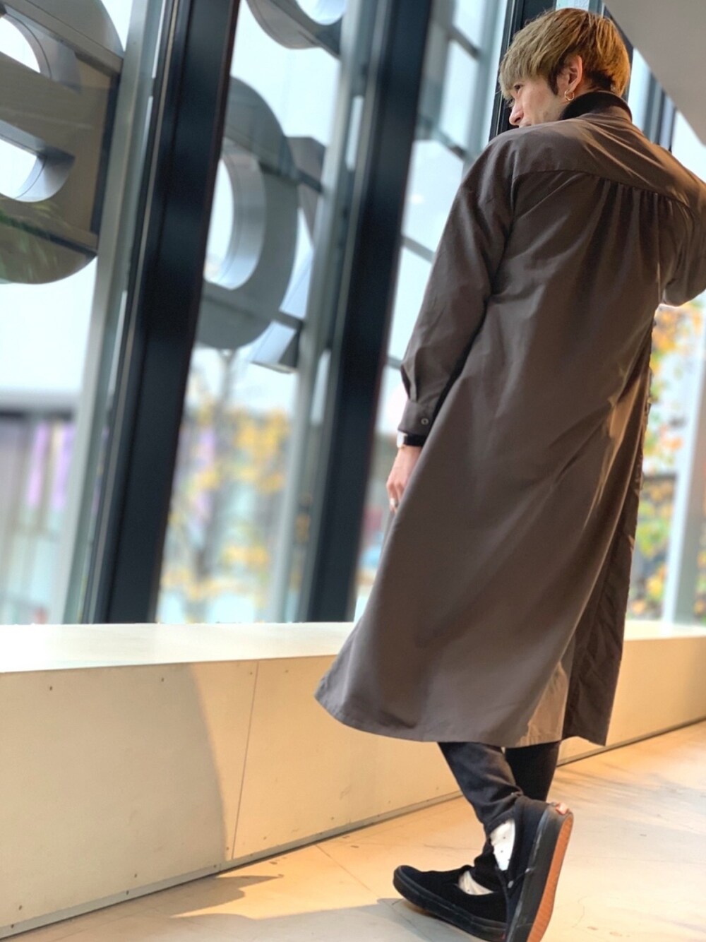 ブラック系のニット/セーター、グレー系のデニムパンツ、グレー系のシャツワンピースを着用したメンズの冬コーディネートの1枚目の写真