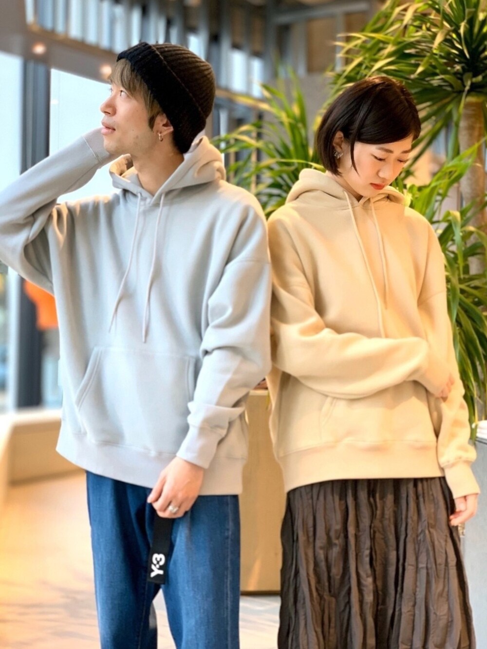 グレー系のパーカー、ベージュ系のパーカー、グレー系のスカートを着用したレディースの冬コーディネートの1枚目の写真