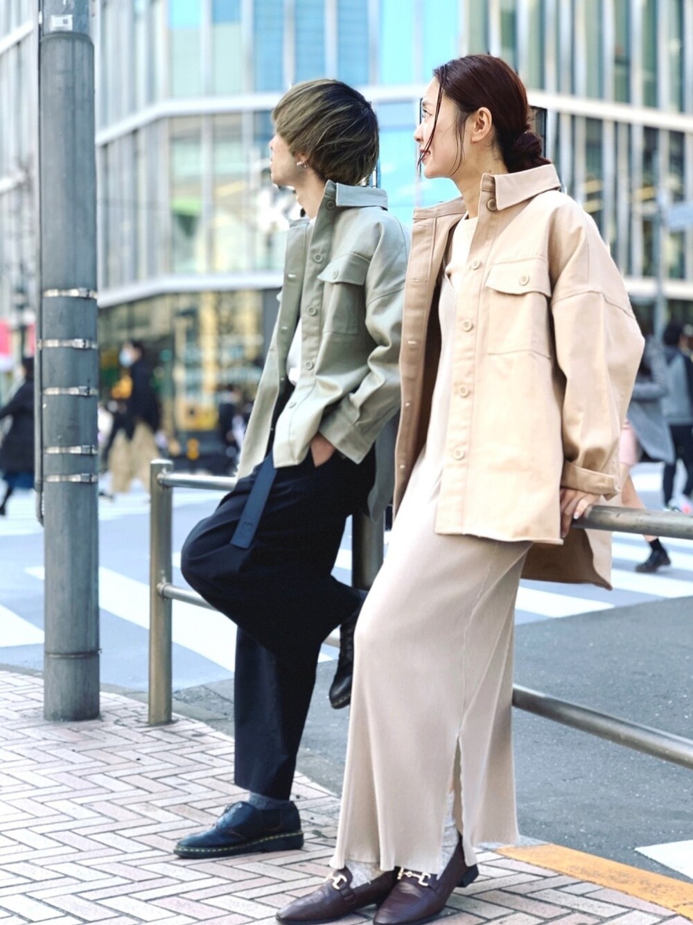 グレー系のブルゾン、ホワイト系のブルゾン、ブラック系のローファーを着用したレディースの春コーディネートの1枚目の写真