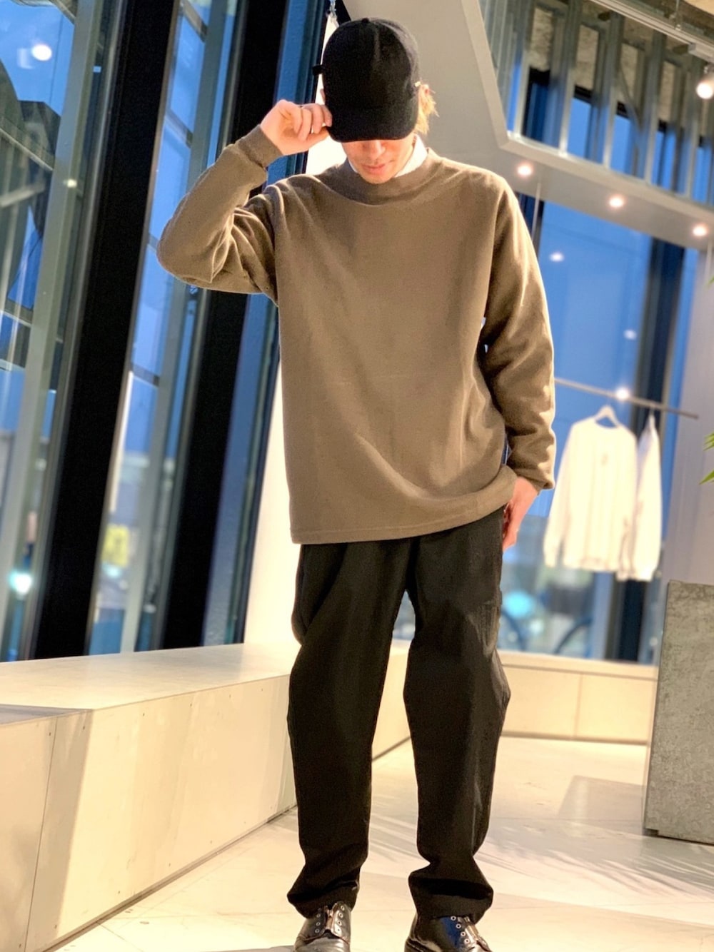 ブルー系のシャツ/ブラウス、ブラック系のその他パンツ、ブラック系のローファーを着用したメンズの春コーディネートの1枚目の写真