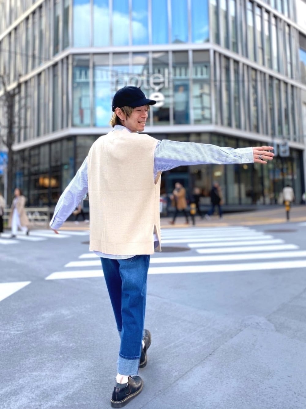 ブルー系のその他パンツ、ブラック系のローファー、ブルー系のシャツ/ブラウスを着用したメンズの春コーディネートの1枚目の写真